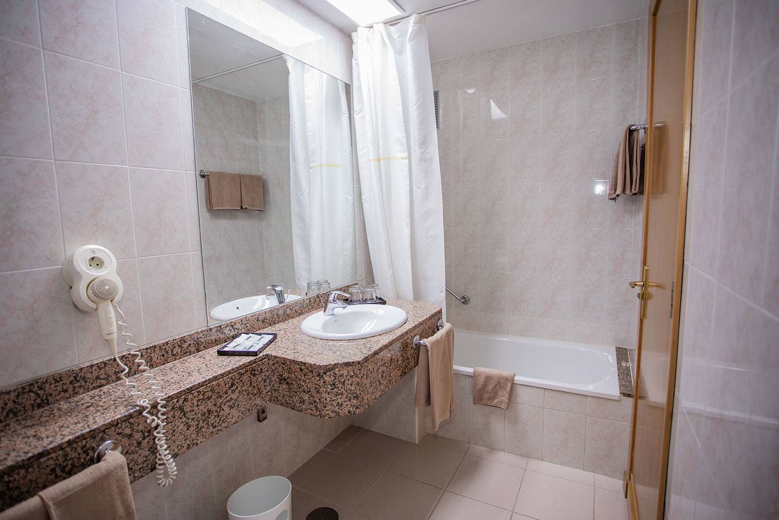 <p>Kolmen hengen huone</p>