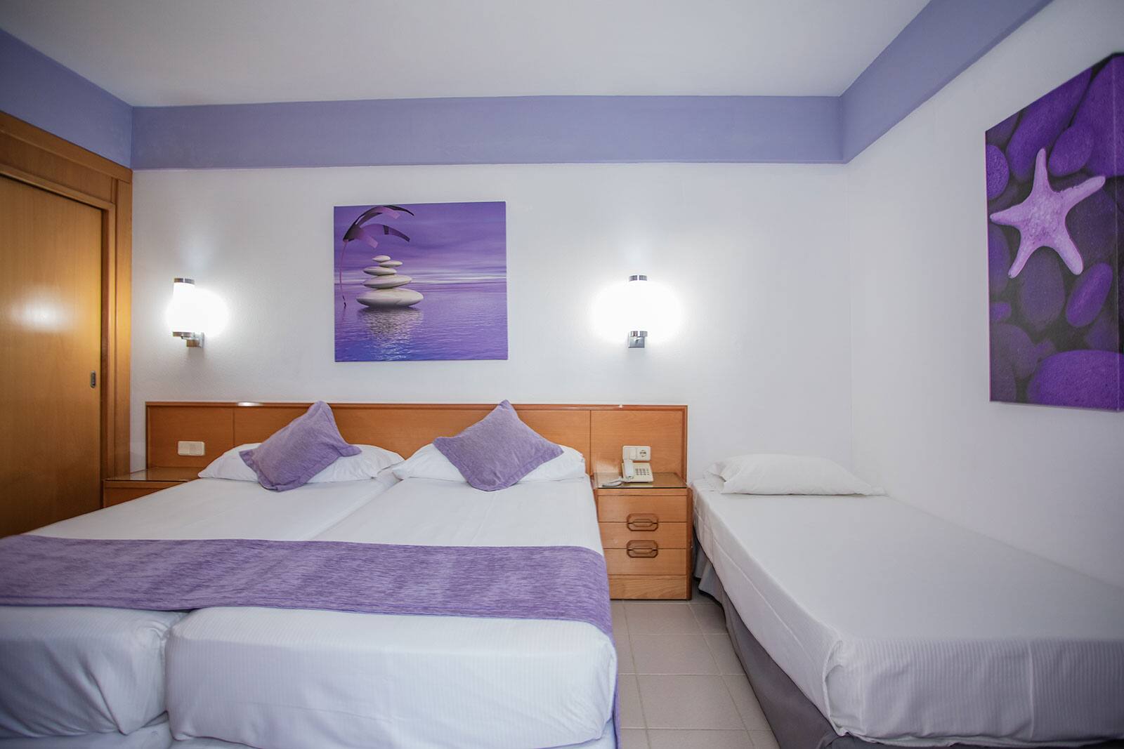 <p>Kolmen hengen huone</p>