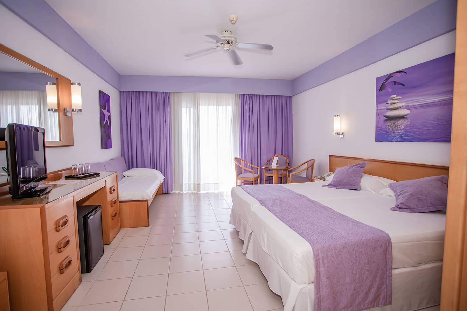 <p>Kolmen hengen huone</p>