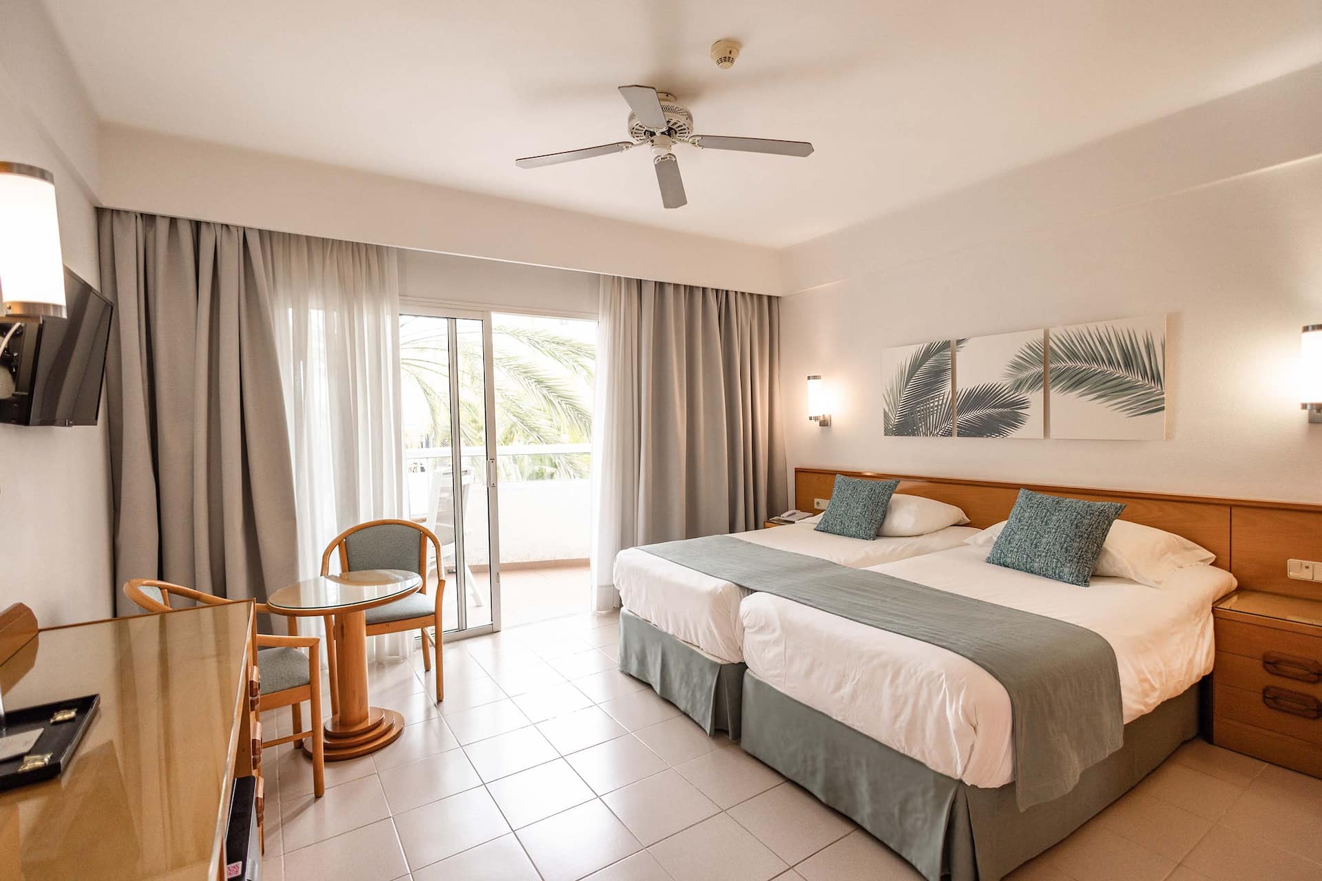 <p>Superior-huone, näkymä uima-altaalle</p>