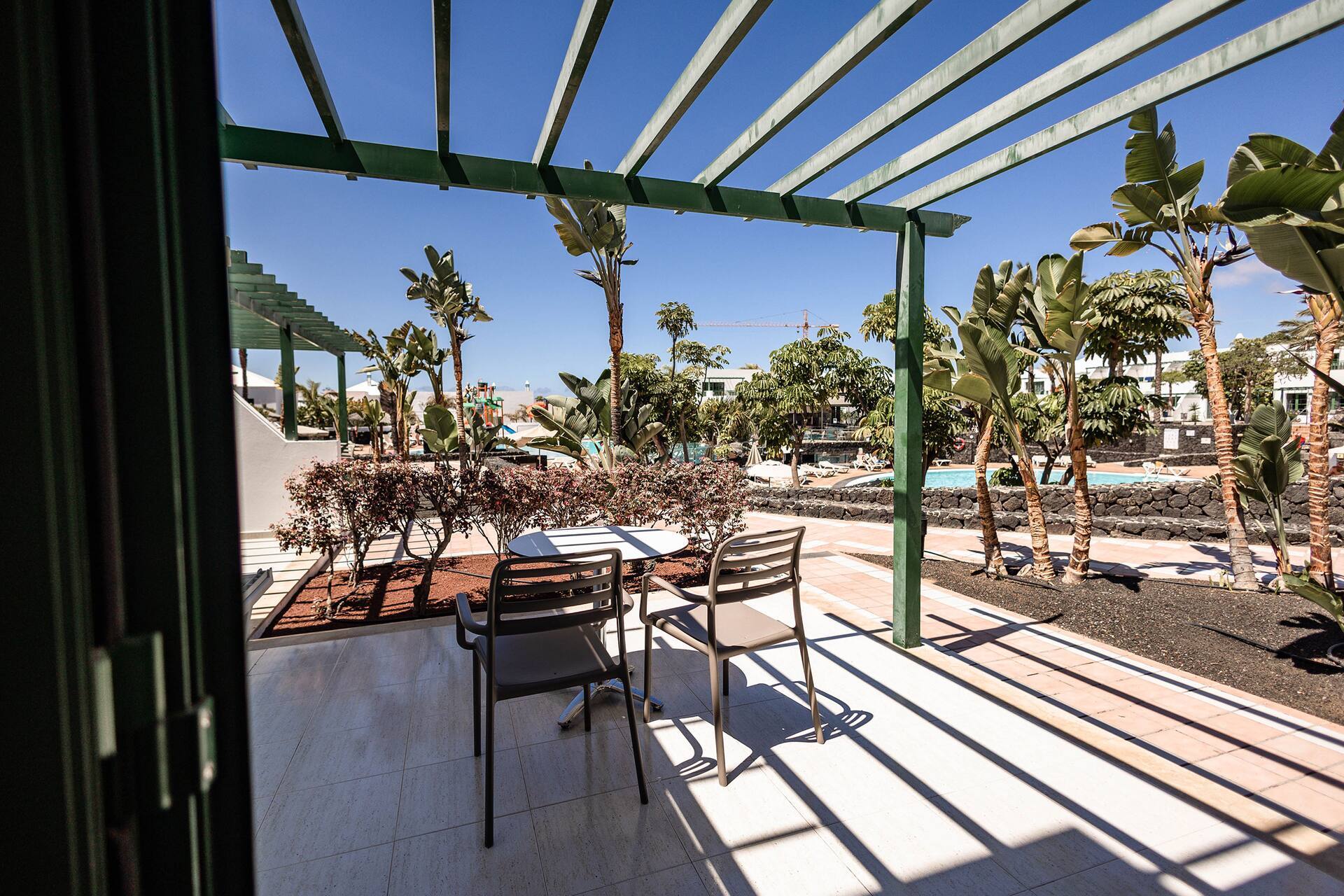 <p>Classic-kaksio, terassilta näköala uima-altaalle</p>