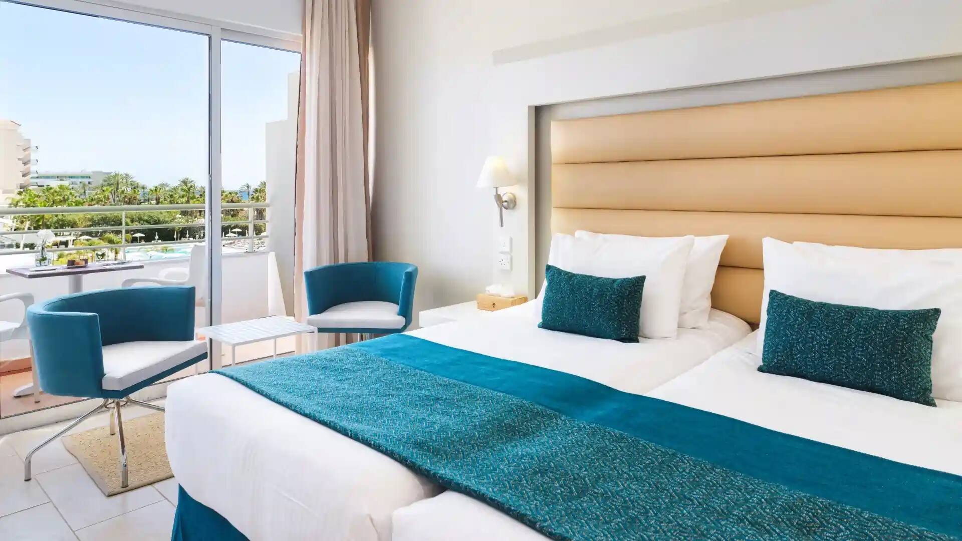 <p>Kahden hengen huone, osittainen merinäköala</p>