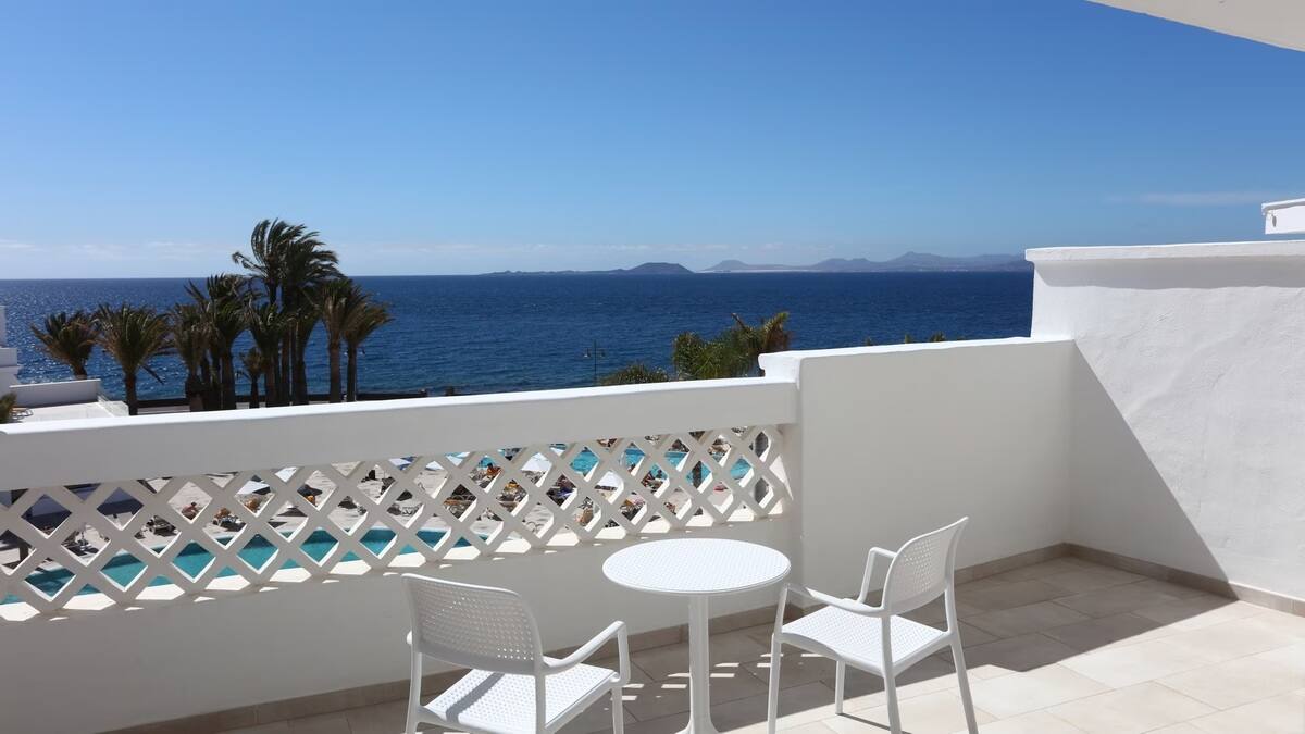 <p>Perhehuone, osittainen merinäköala</p>