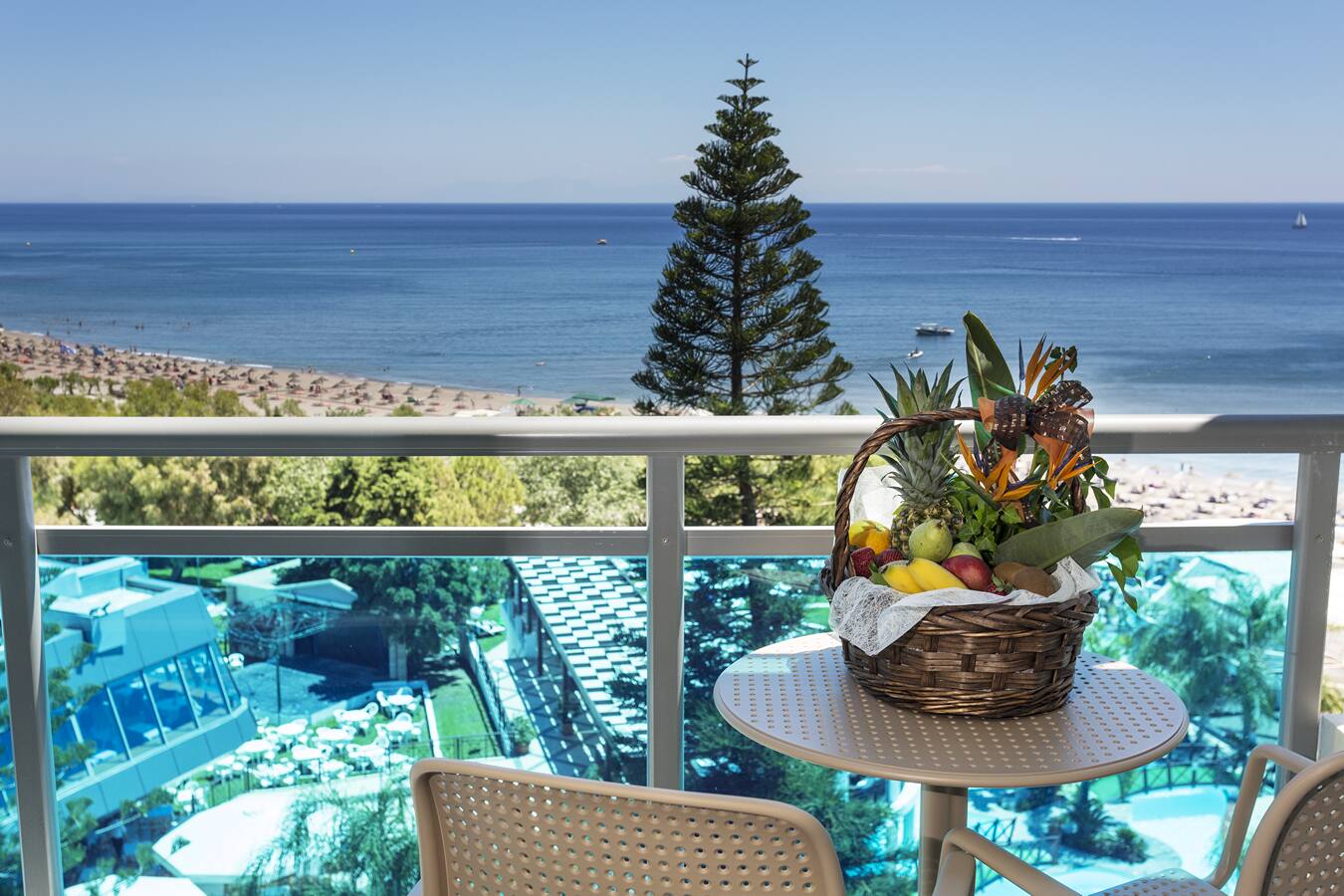 <p>Kahden hengen huone, parveke, merinäköala</p>