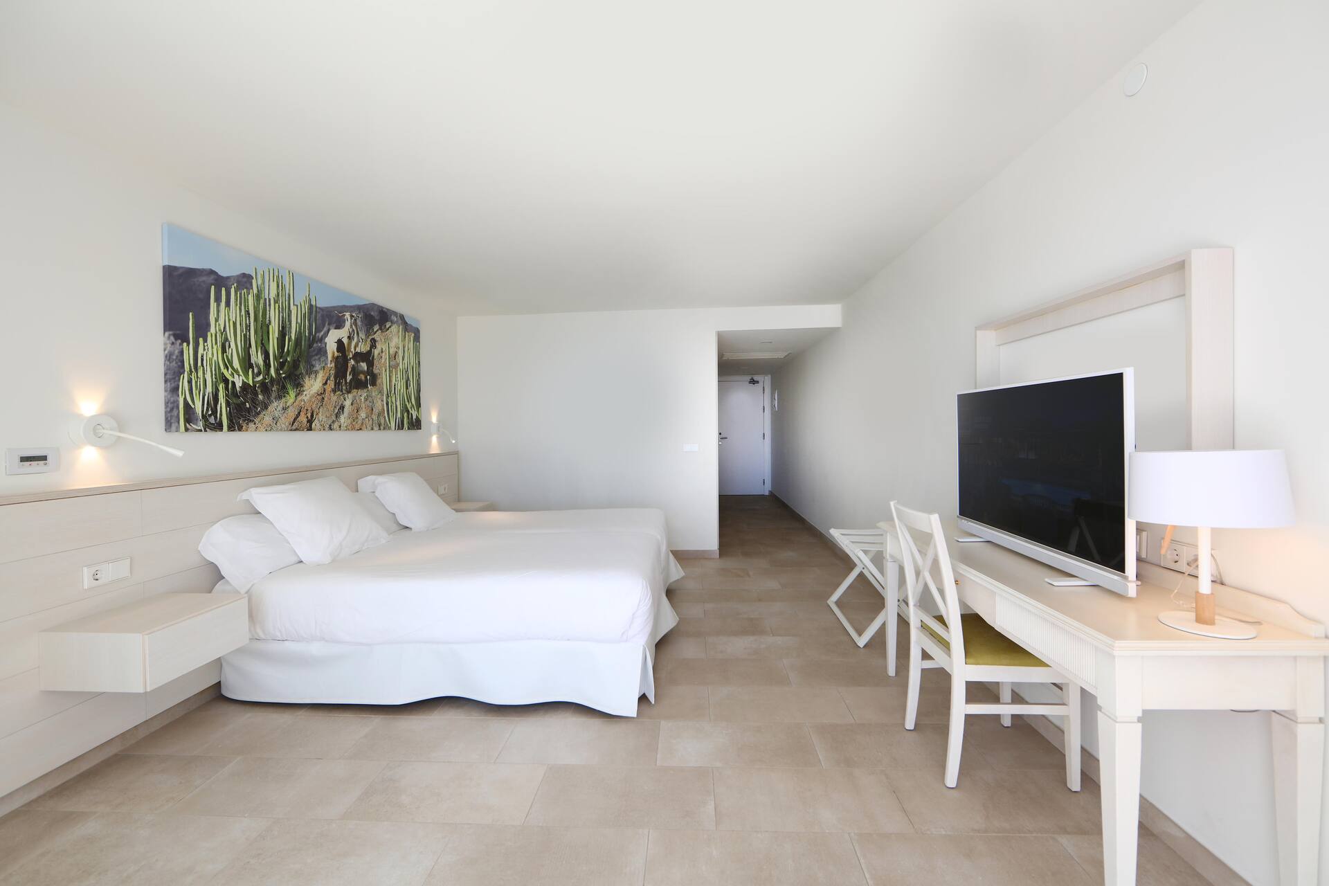 <p>Kahden hengen huone, osittainen merinäköala</p>