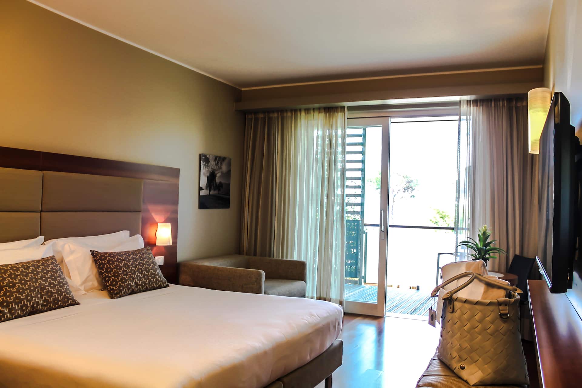 <p>Comfort-huone, osittainen järvinäköala</p>