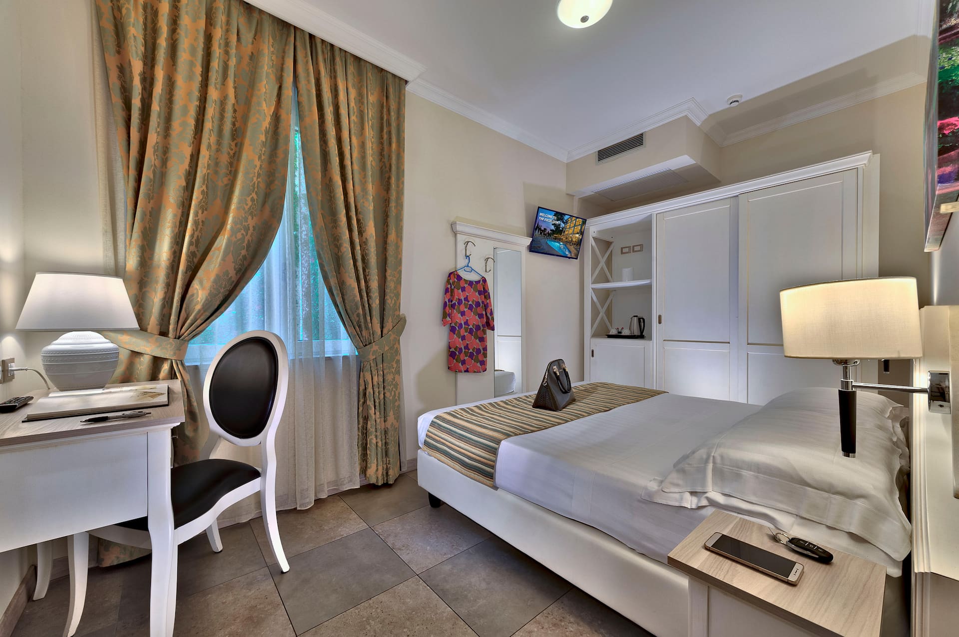 <p>Kahden hengen huone, osittainen järvinäköala</p>