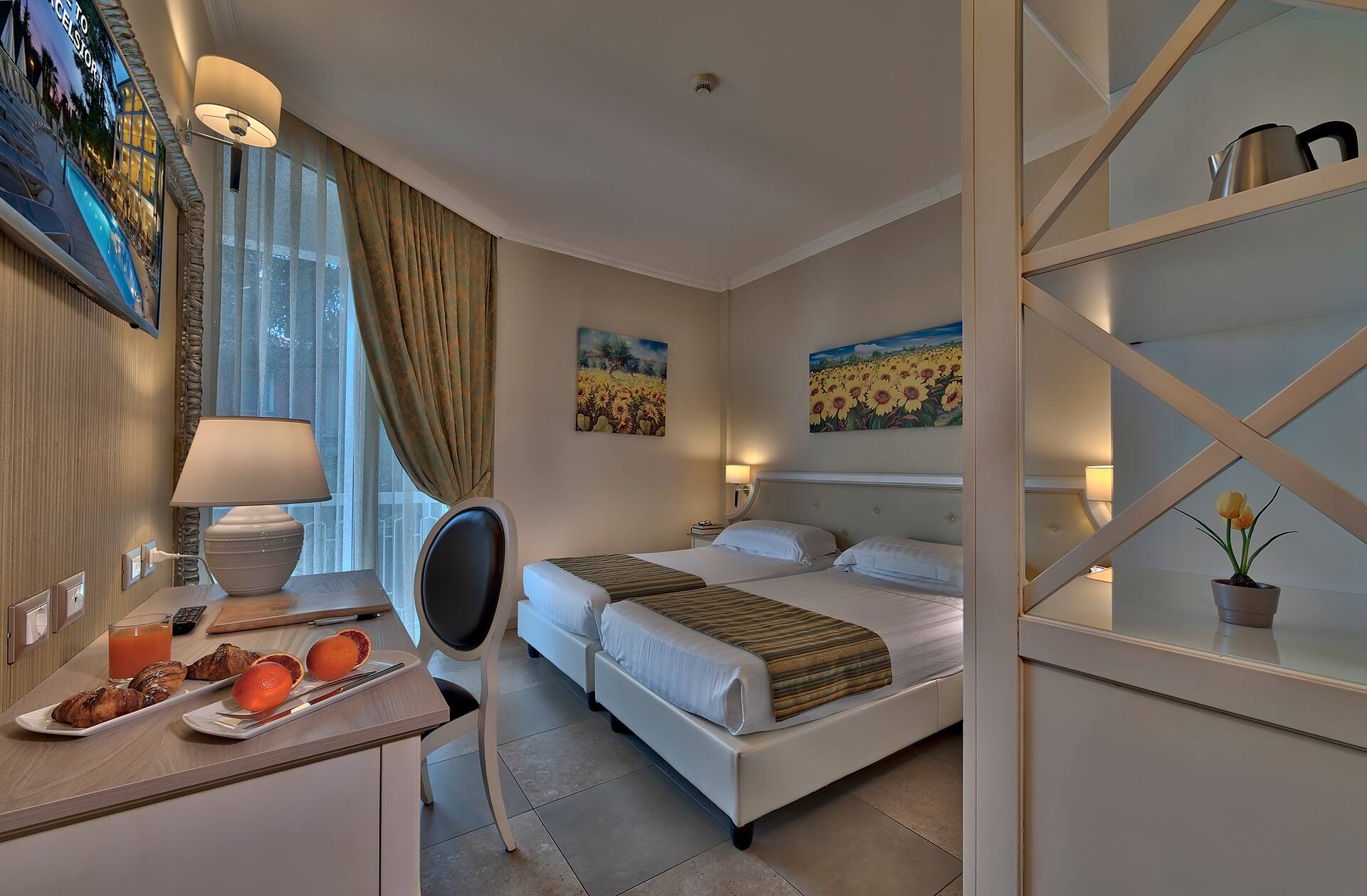 <p>Kahden hengen huone, osittainen järvinäköala</p>