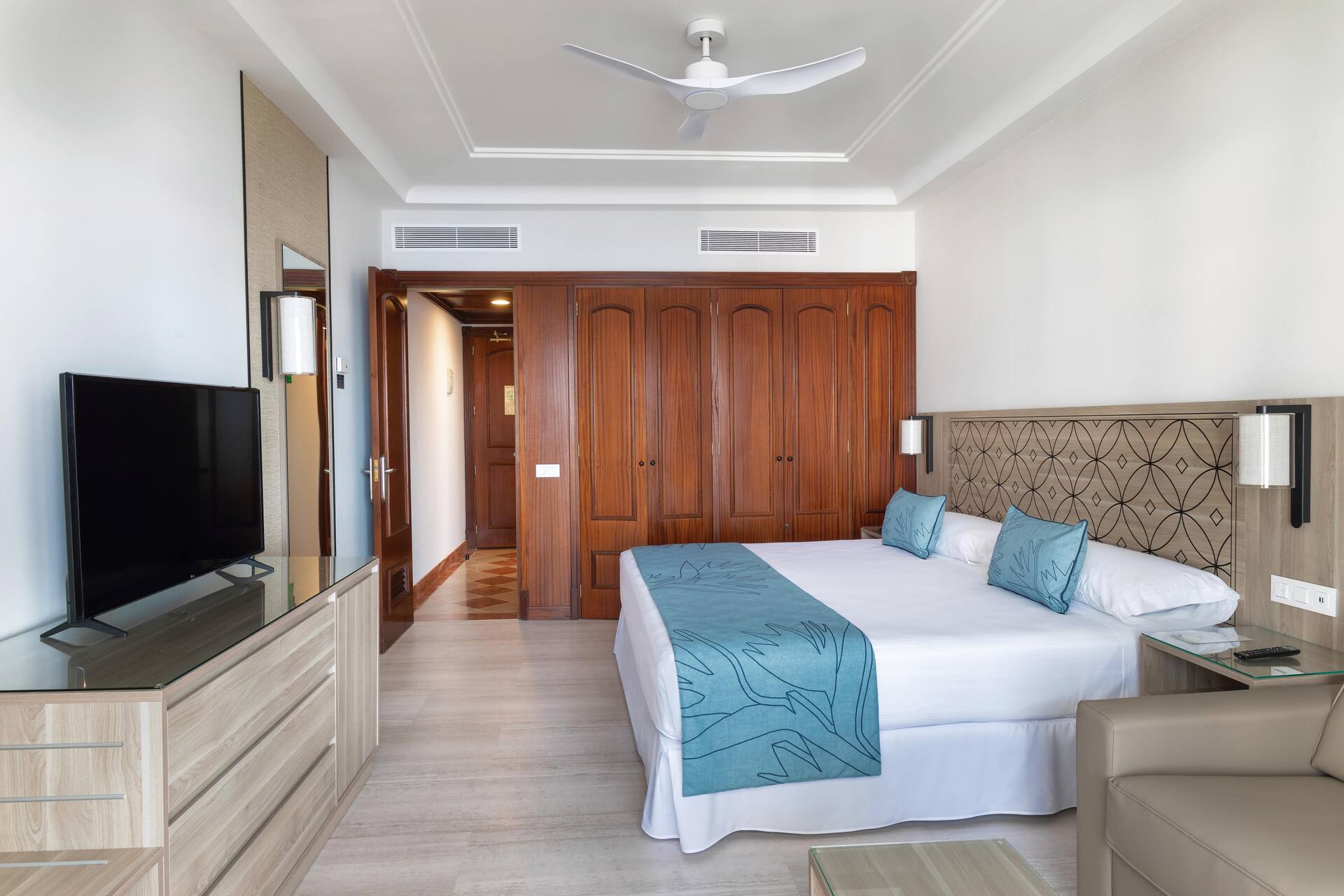 <p>kahden hengen huone</p>