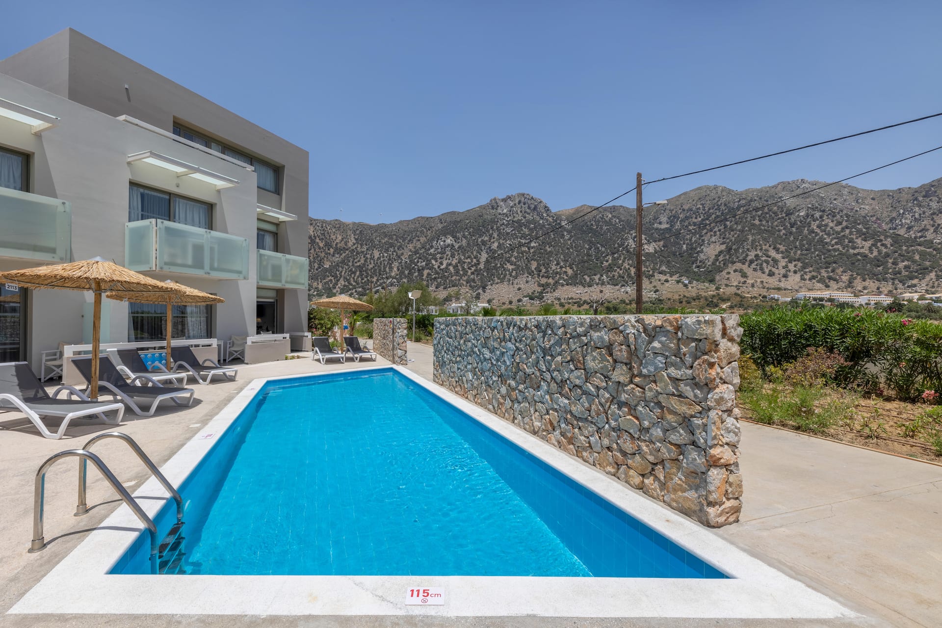 <p>kahden hengen huone, terassilta käynti jaettuun uima-altaaseen</p>