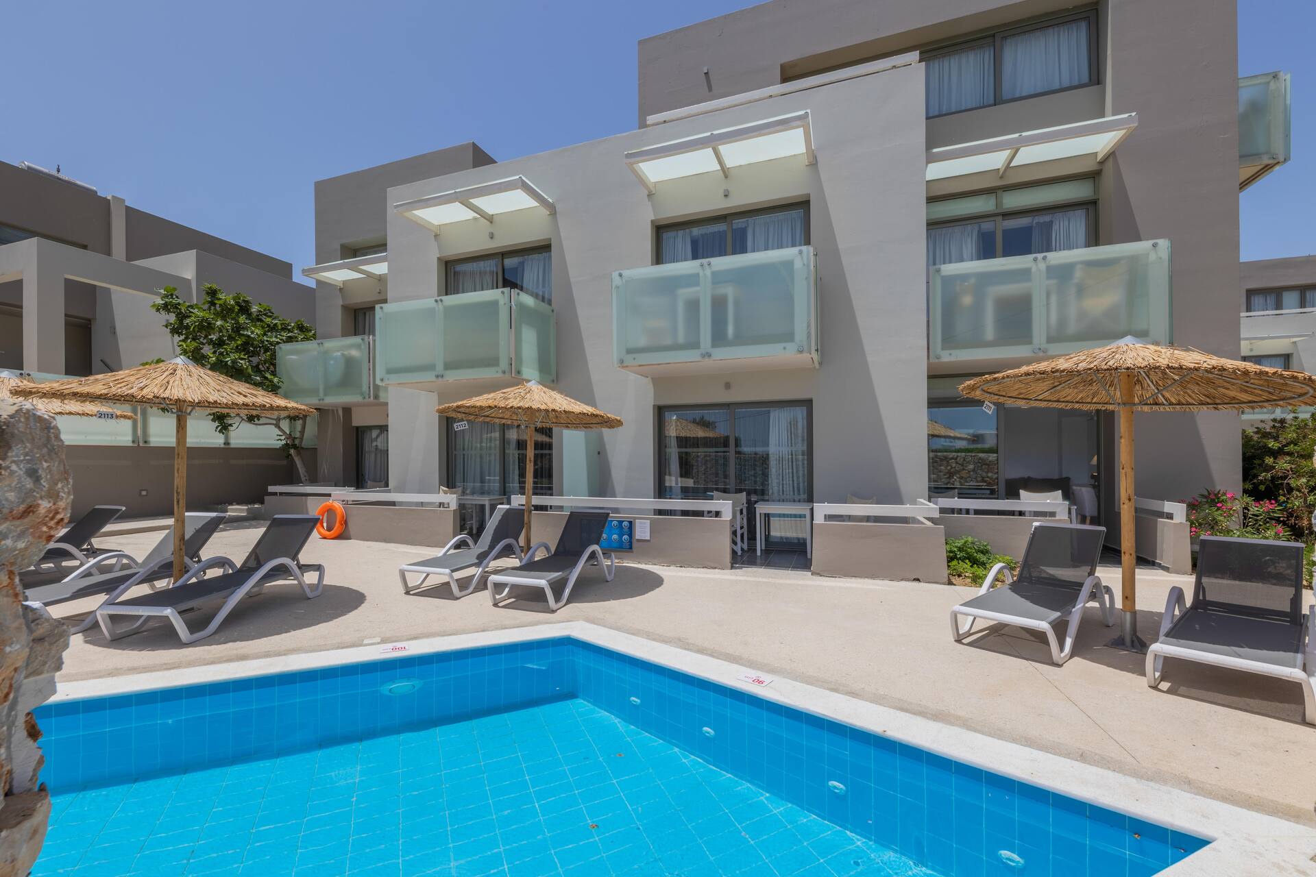 <p>kahden hengen huone, terassilta käynti jaettuun uima-altaaseen</p>