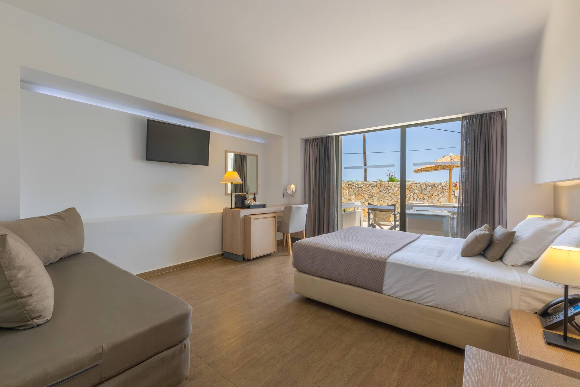 <p>kahden hengen huone, terassilta käynti jaettuun uima-altaaseen</p>