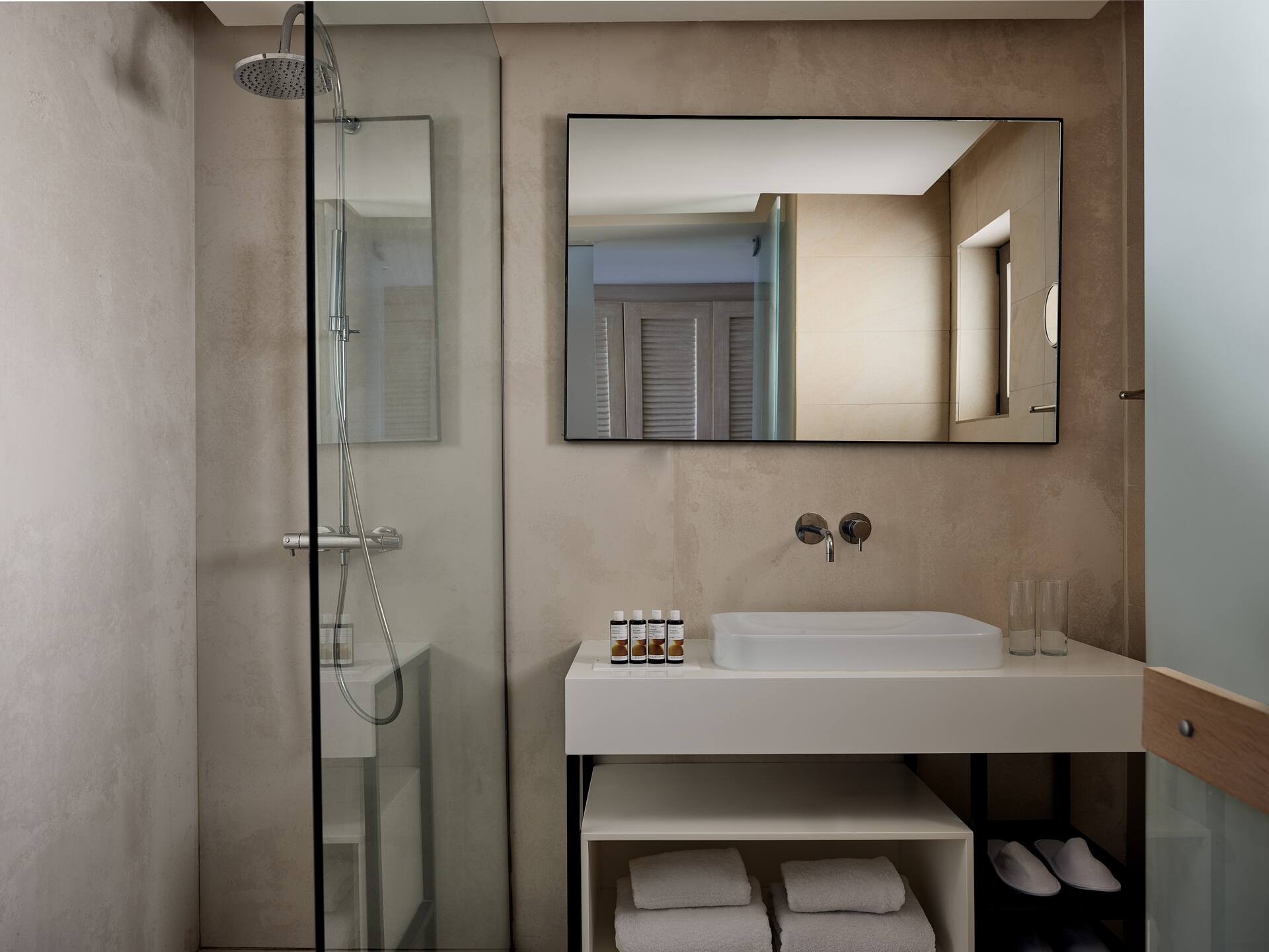 <p>bungalow-huone lähellä rantaa, jaettu uima-allas</p>