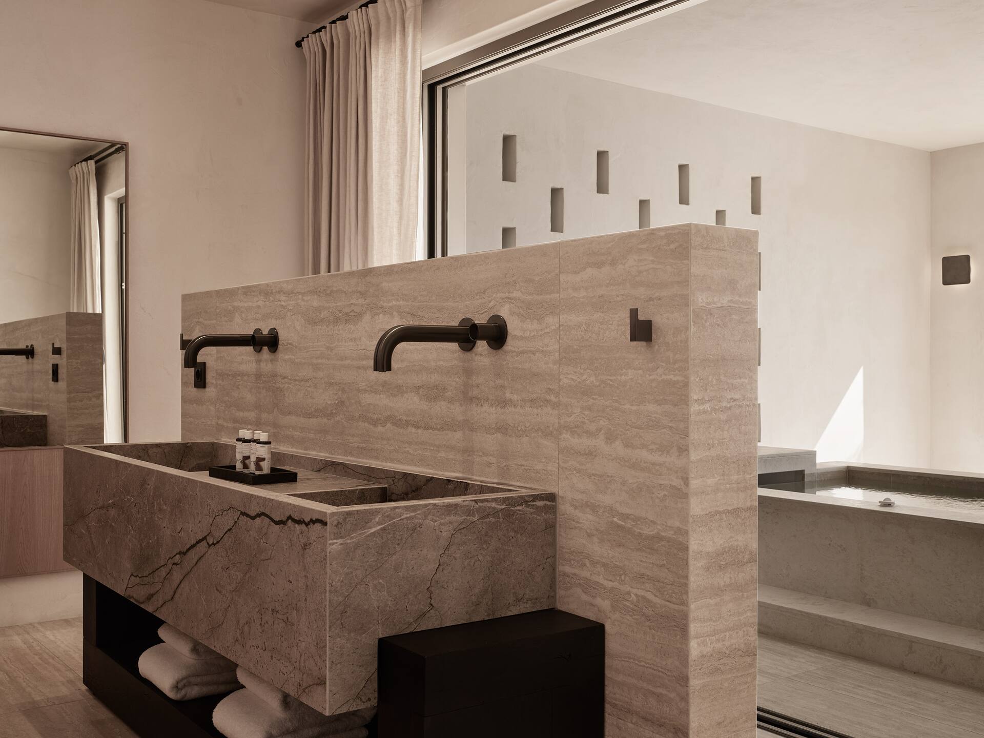 <p>Sviitti lähellä rantaa, terassi ja oma uima-allas</p>