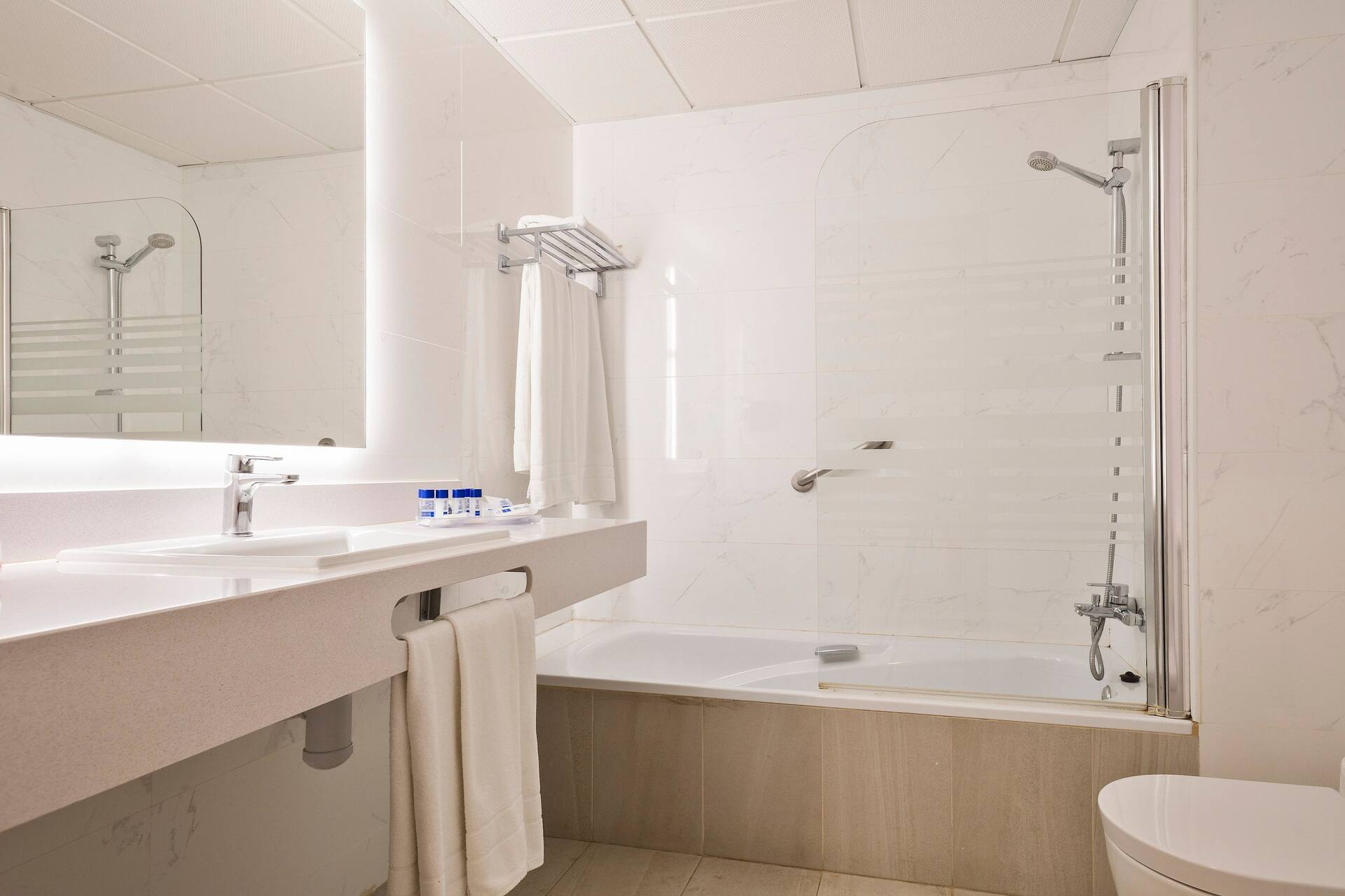 <p>Superior-huone</p>