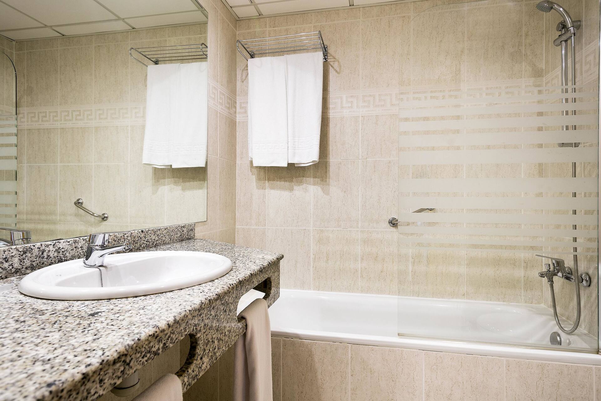 <p>Kahden hengen huone</p>