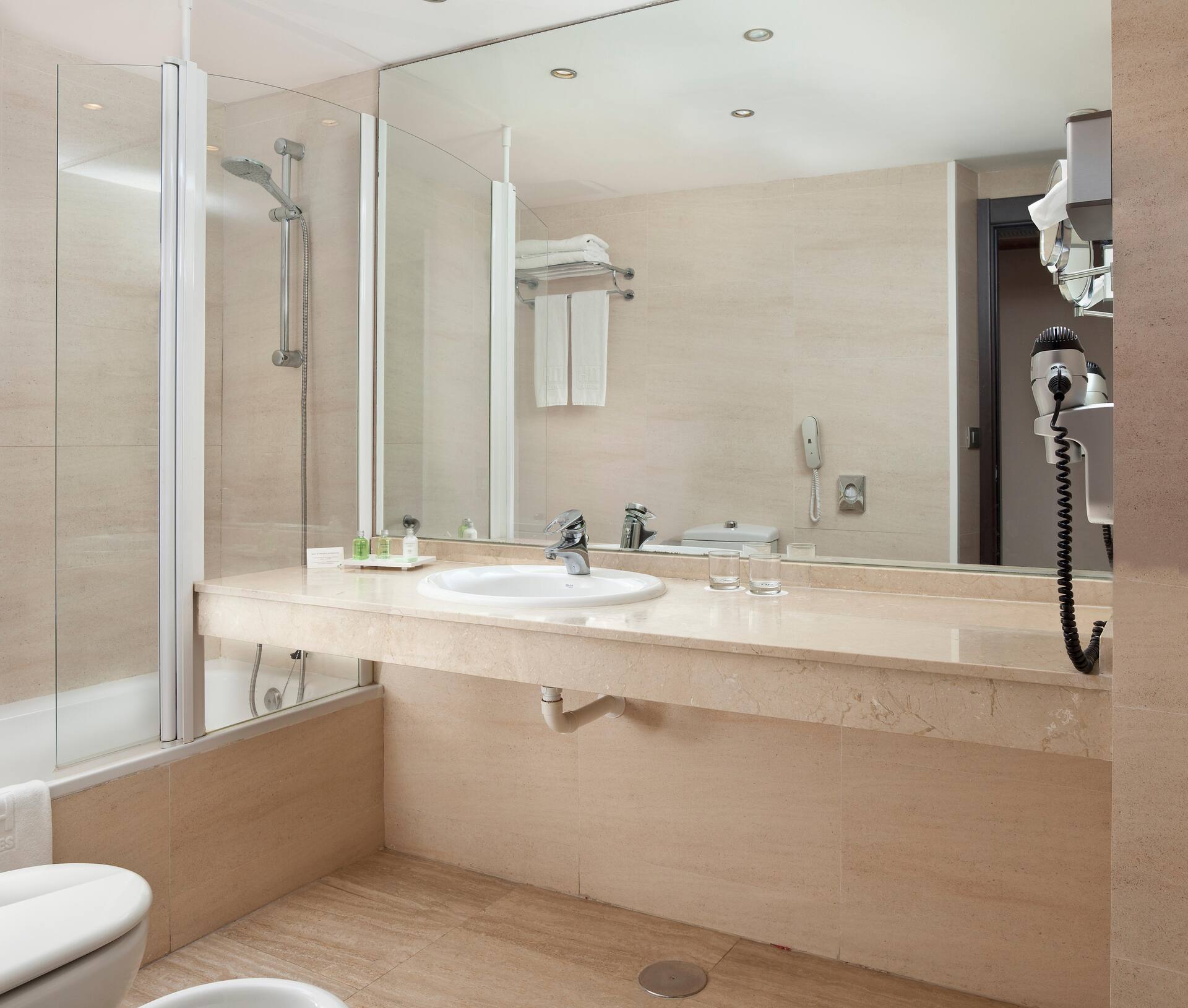 <p>Kahden hengen huone, merinäköala</p>