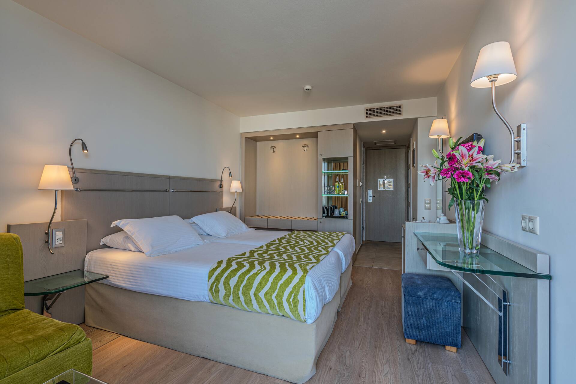 <p>Kahden hengen huone, osittainen merinäköala</p>