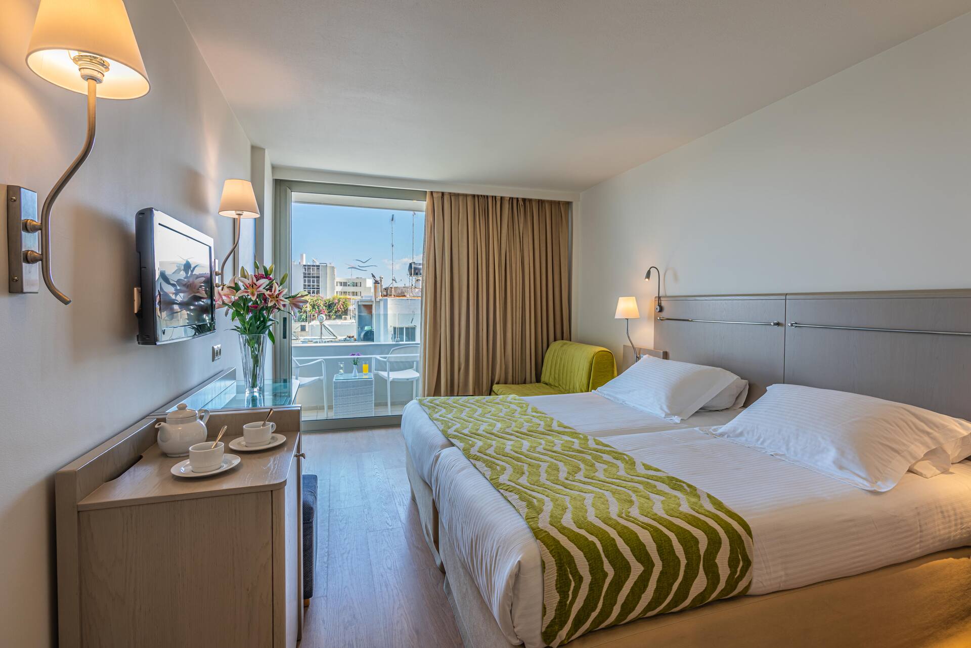 <p>Kahden hengen huone, osittainen merinäköala</p>