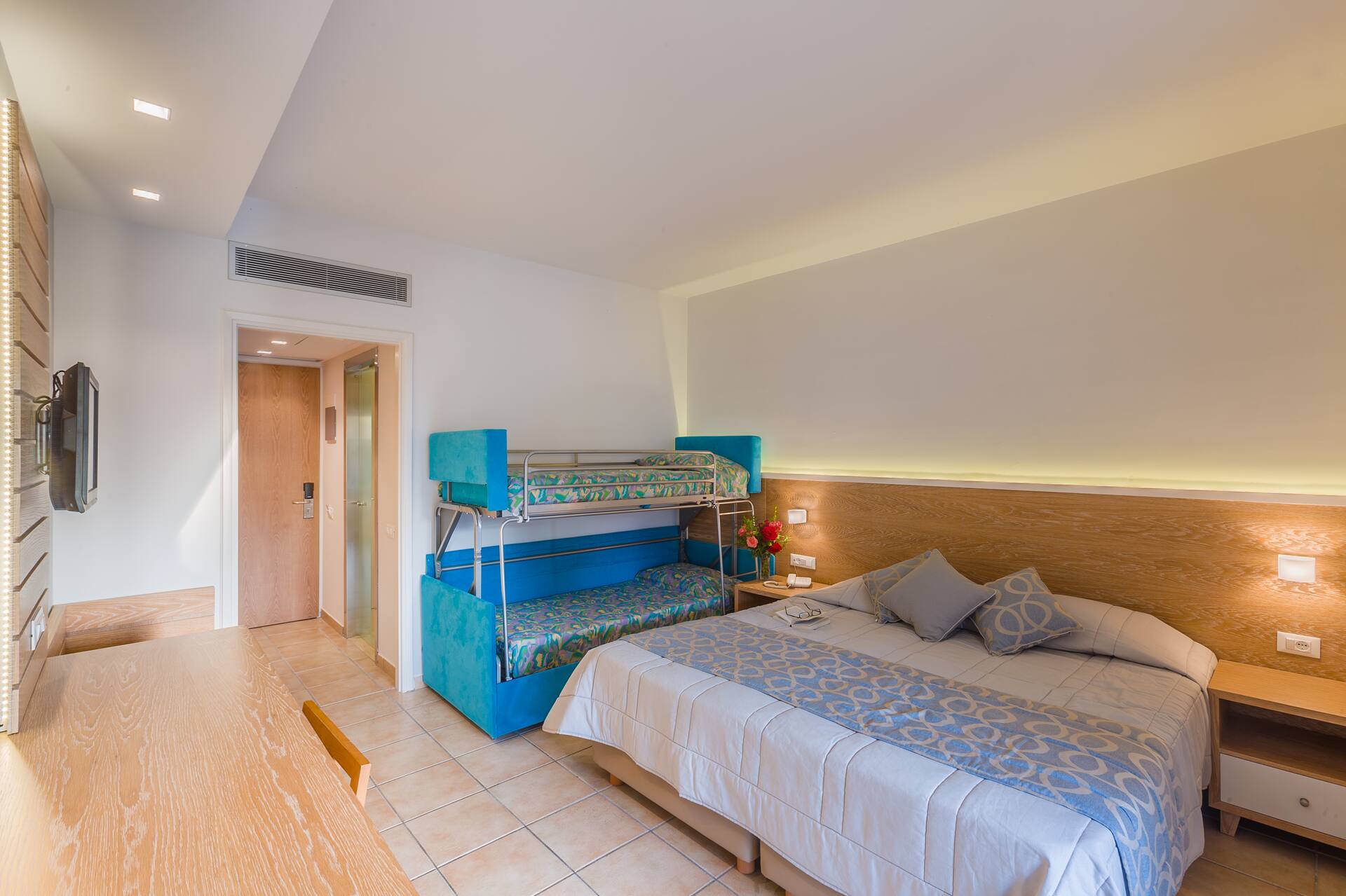 <p>päärakennuksen huone</p>