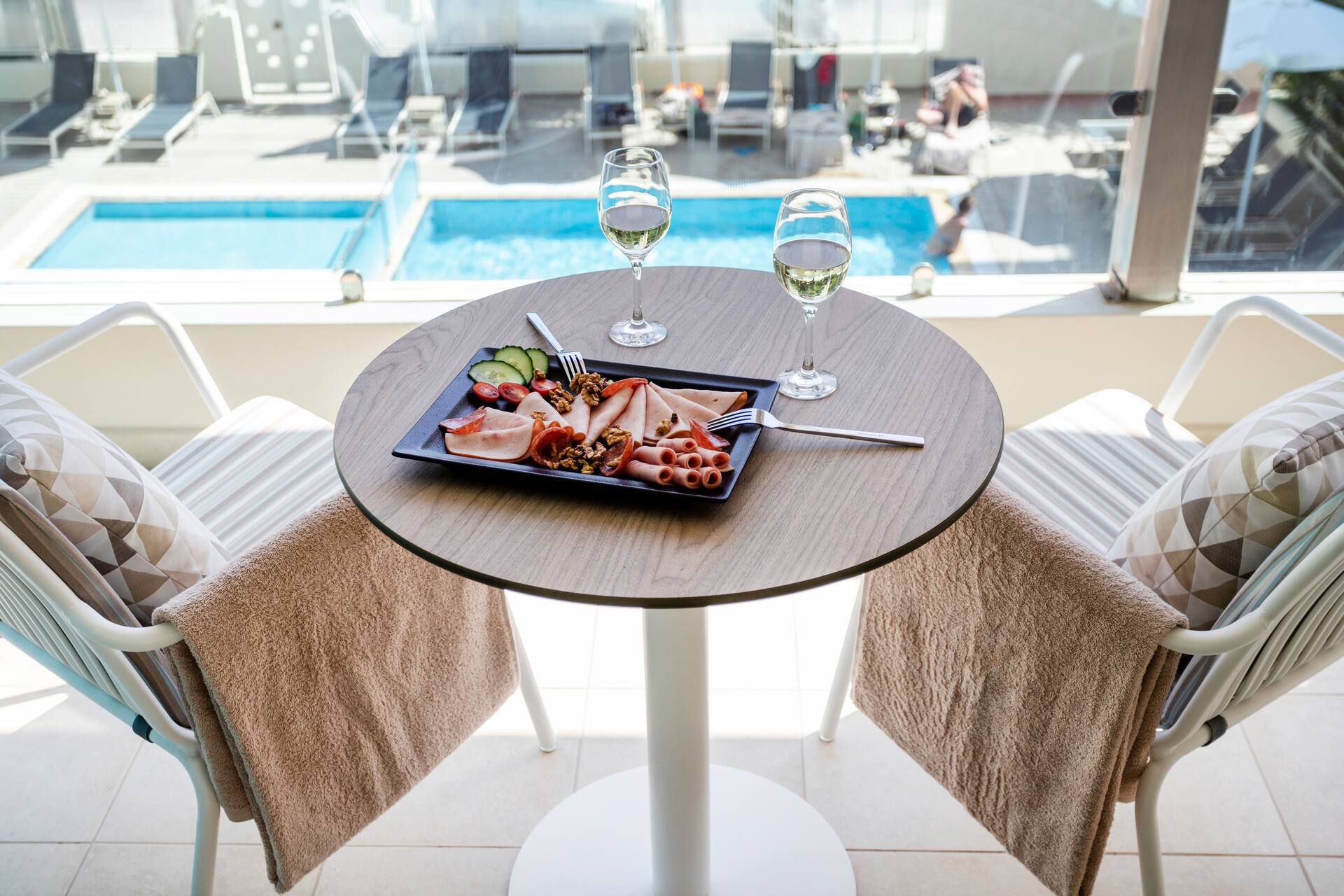 <p>Perhehuone, yksi makuuhuone, uima-allasnäköala</p>