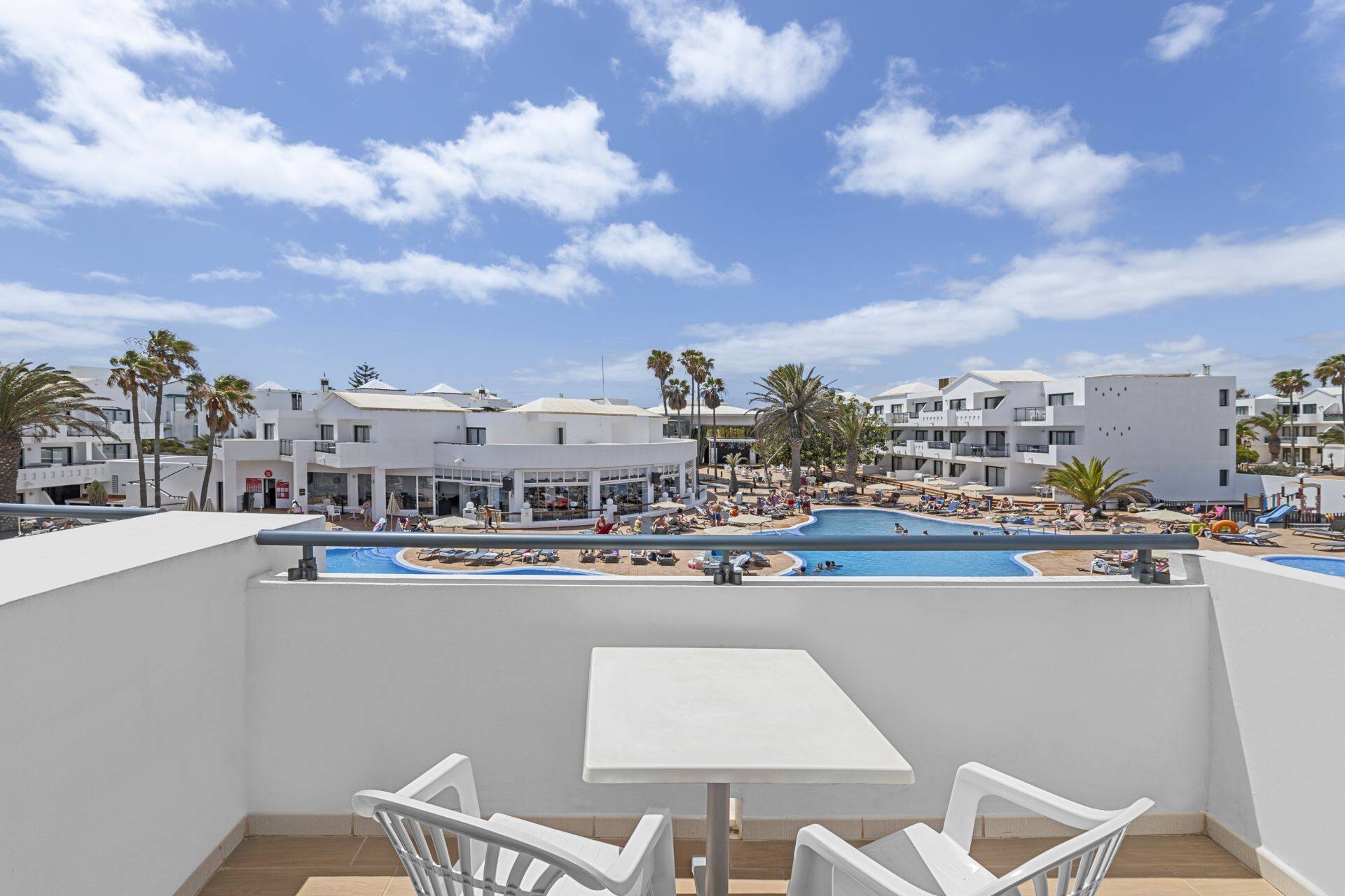 <p>Kahden hengen huone, näköala uima-altaalle</p>