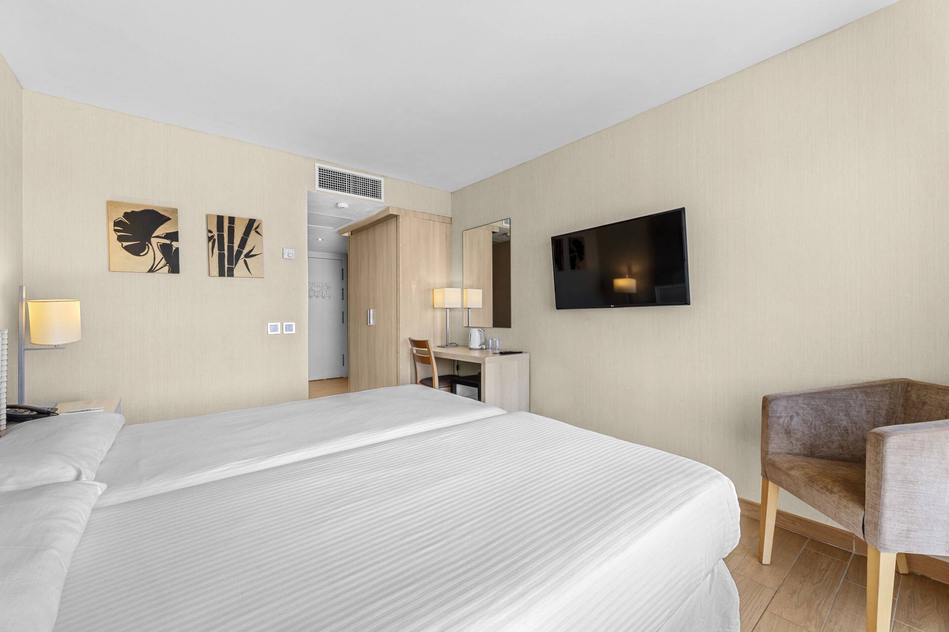 <p>Kahden hengen huone, näköala uima-altaalle</p>