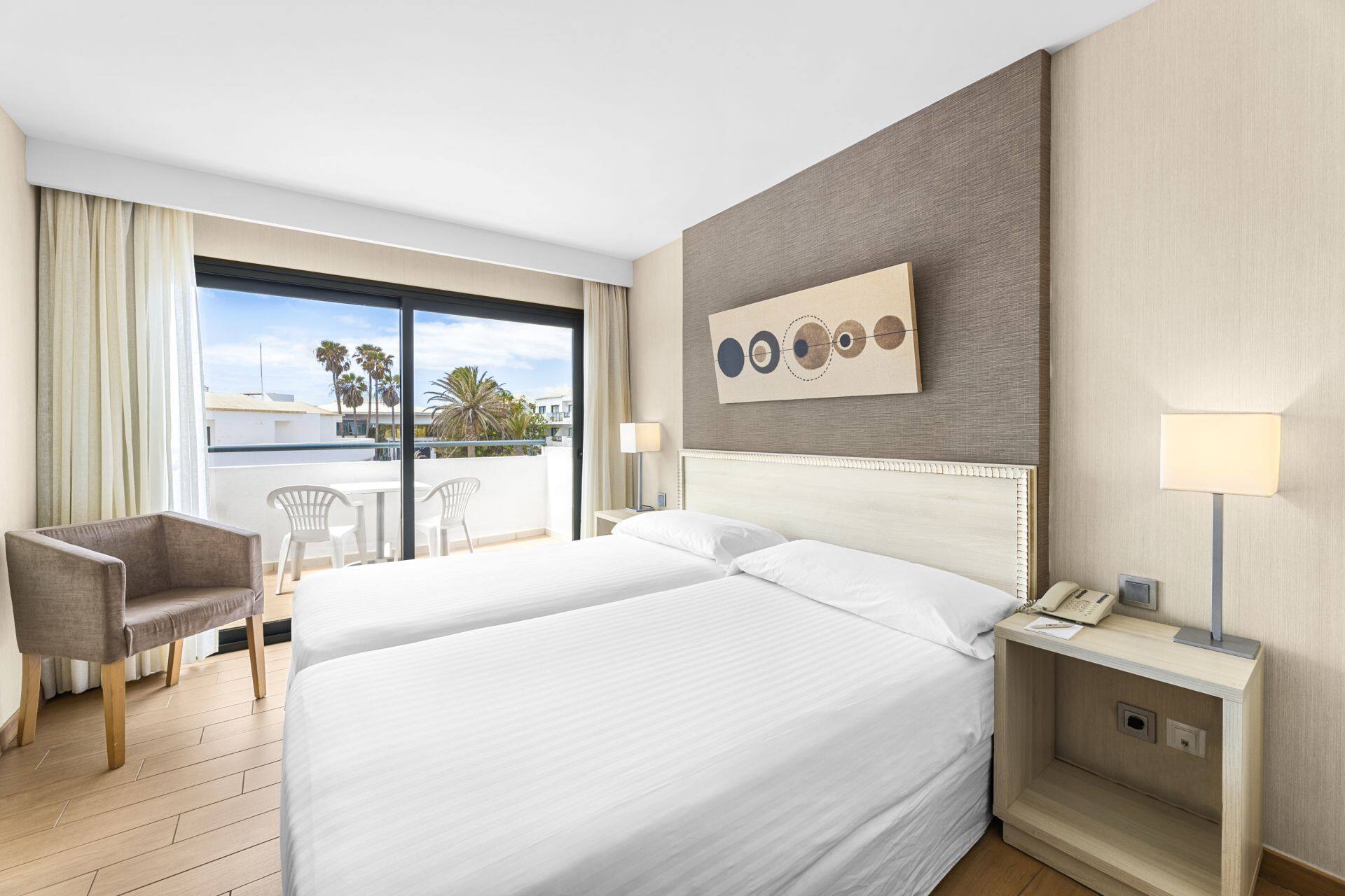 <p>Kahden hengen huone, näköala uima-altaalle</p>