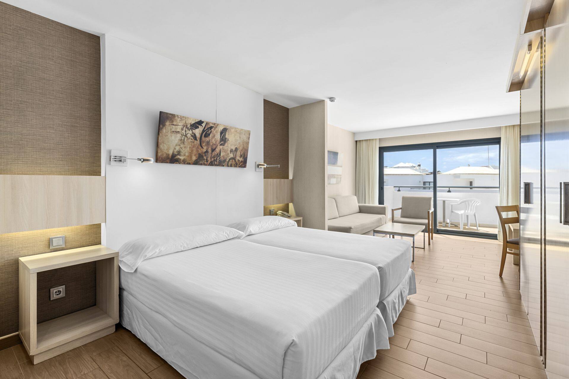 <p>Perhehuone, näköala uima-altaalle</p>