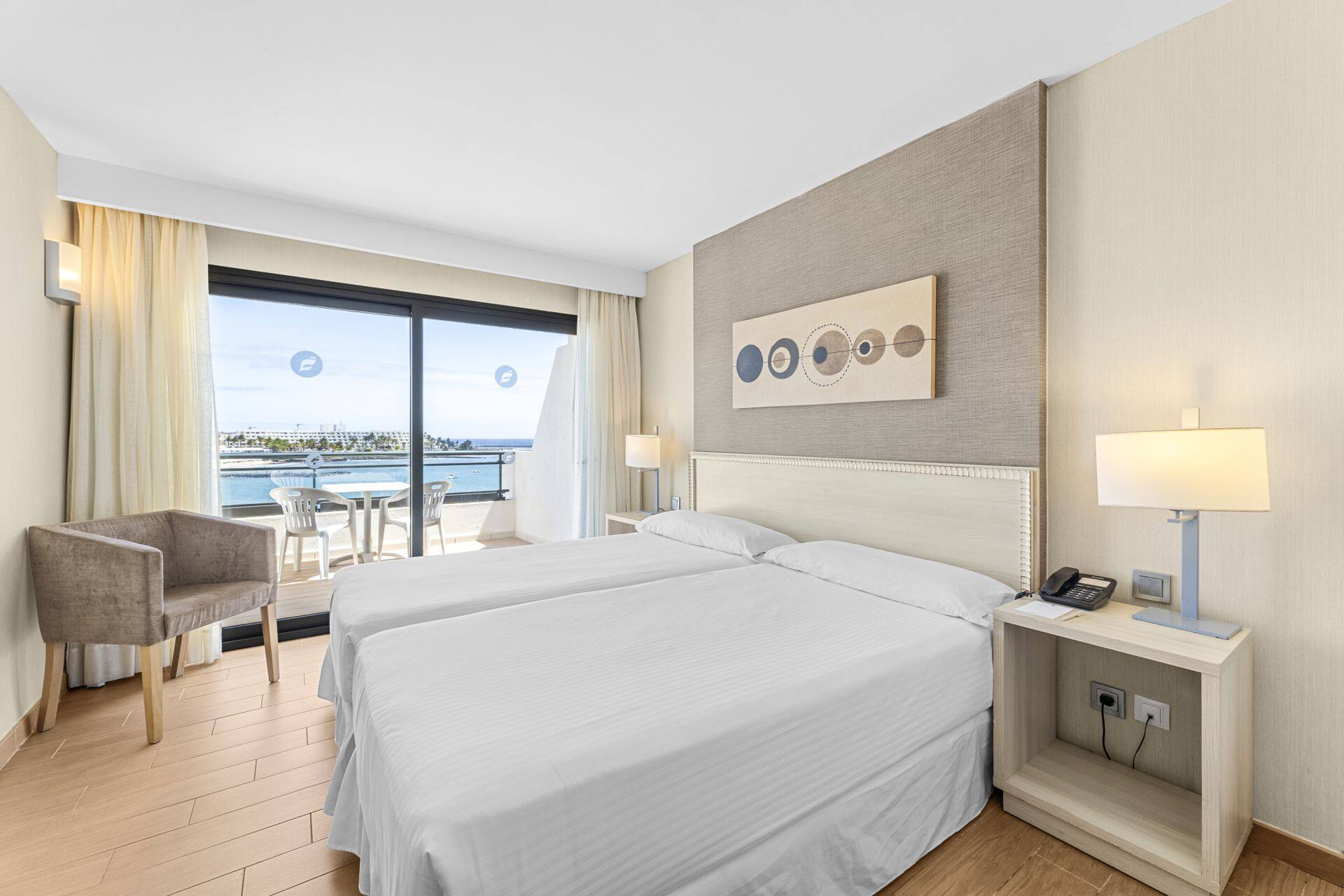 <p>Perhehuone väliovella, osittainen merinäköala</p>