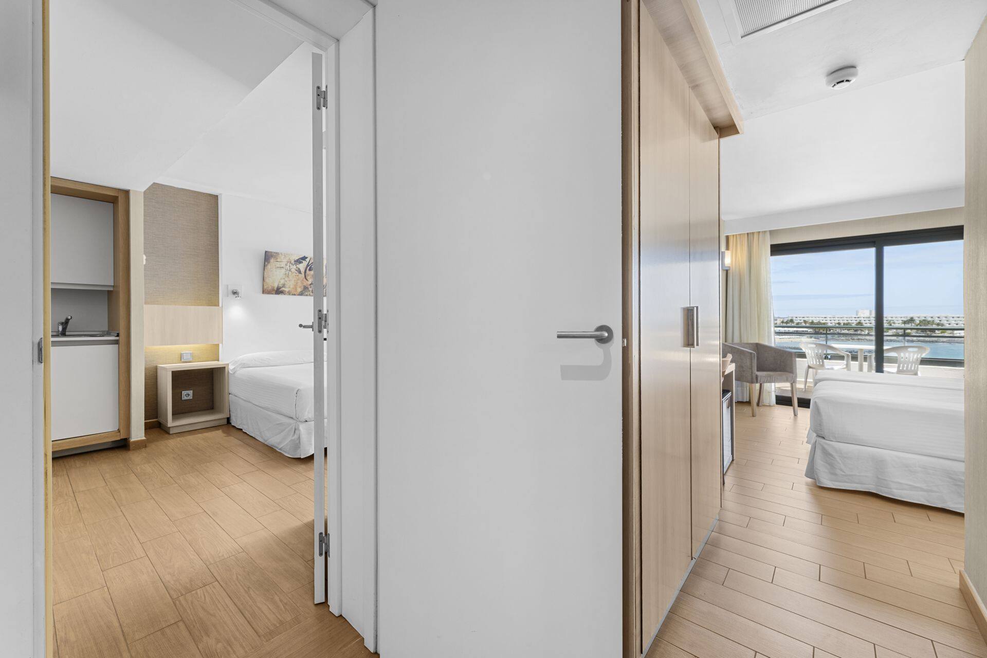 <p>Perhehuone väliovella, osittainen merinäköala</p>