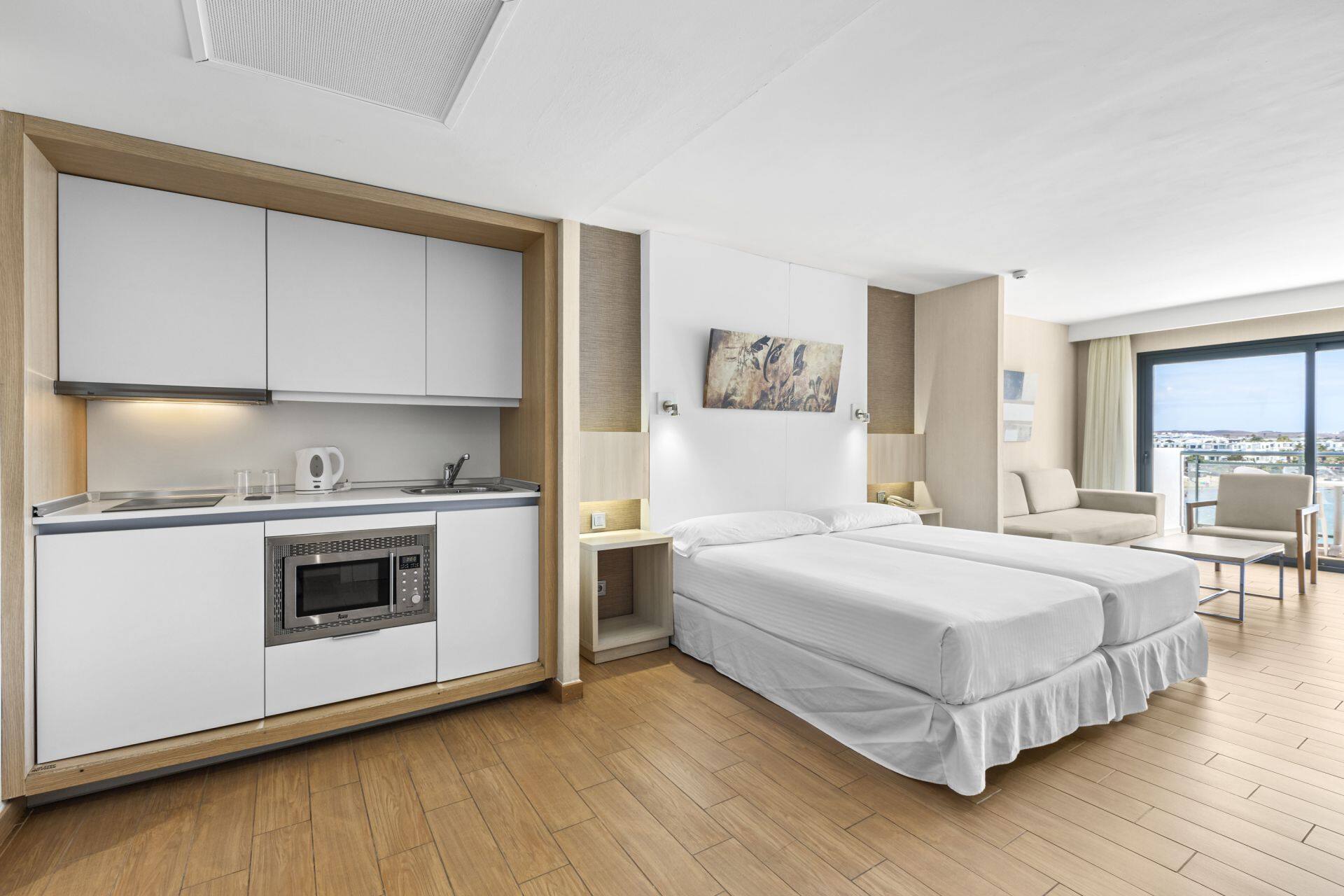 <p>Perhehuone väliovella, osittainen merinäköala</p>