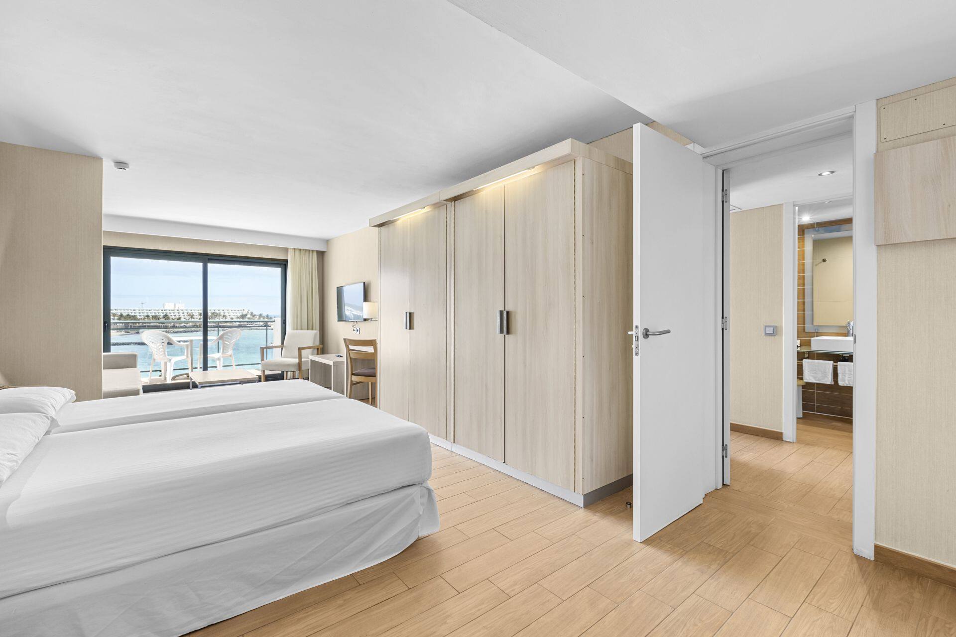 <p>Perhehuone väliovella, osittainen merinäköala</p>