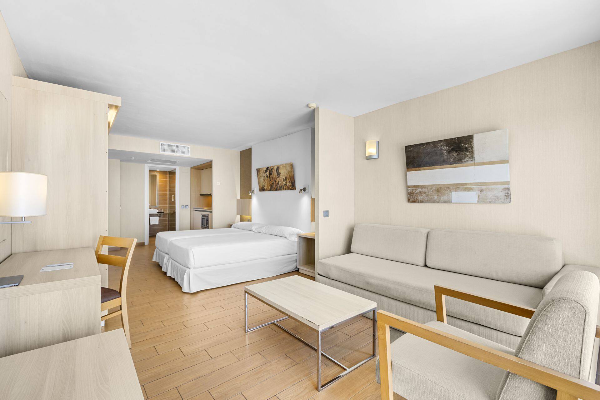 <p>Perhehuone väliovella, näköala uima-altaalle</p>