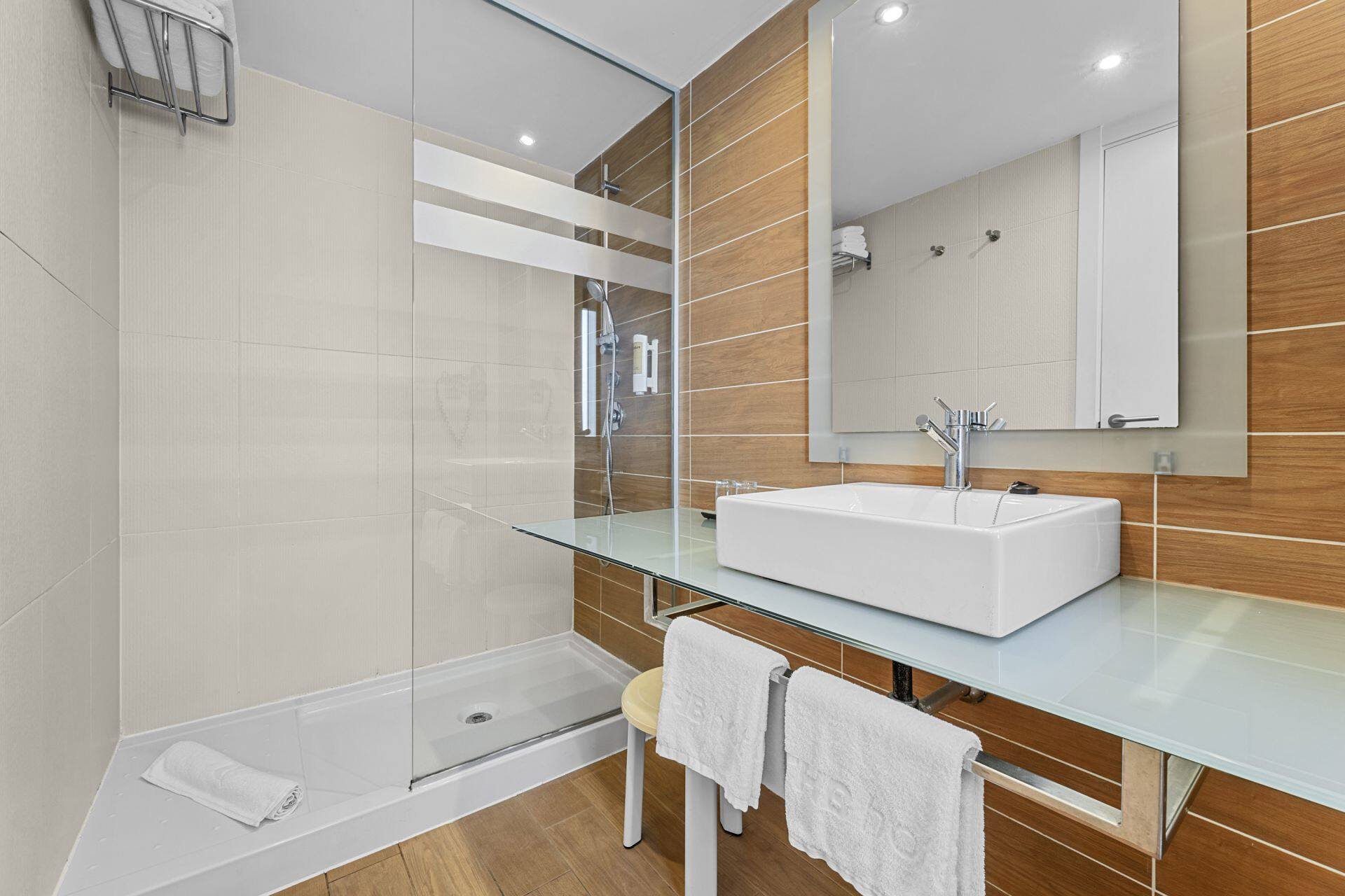 <p>Perhehuone väliovella</p>