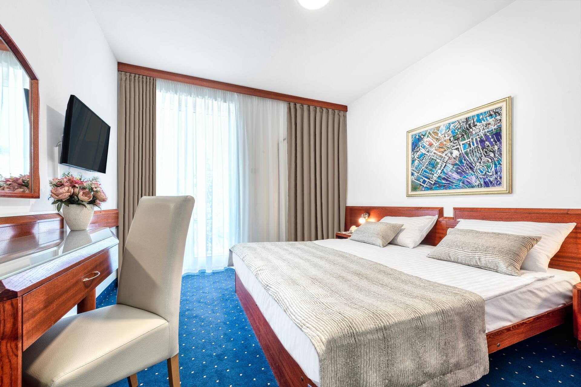 <p>kahden hengen huone päärakennuksessa</p>