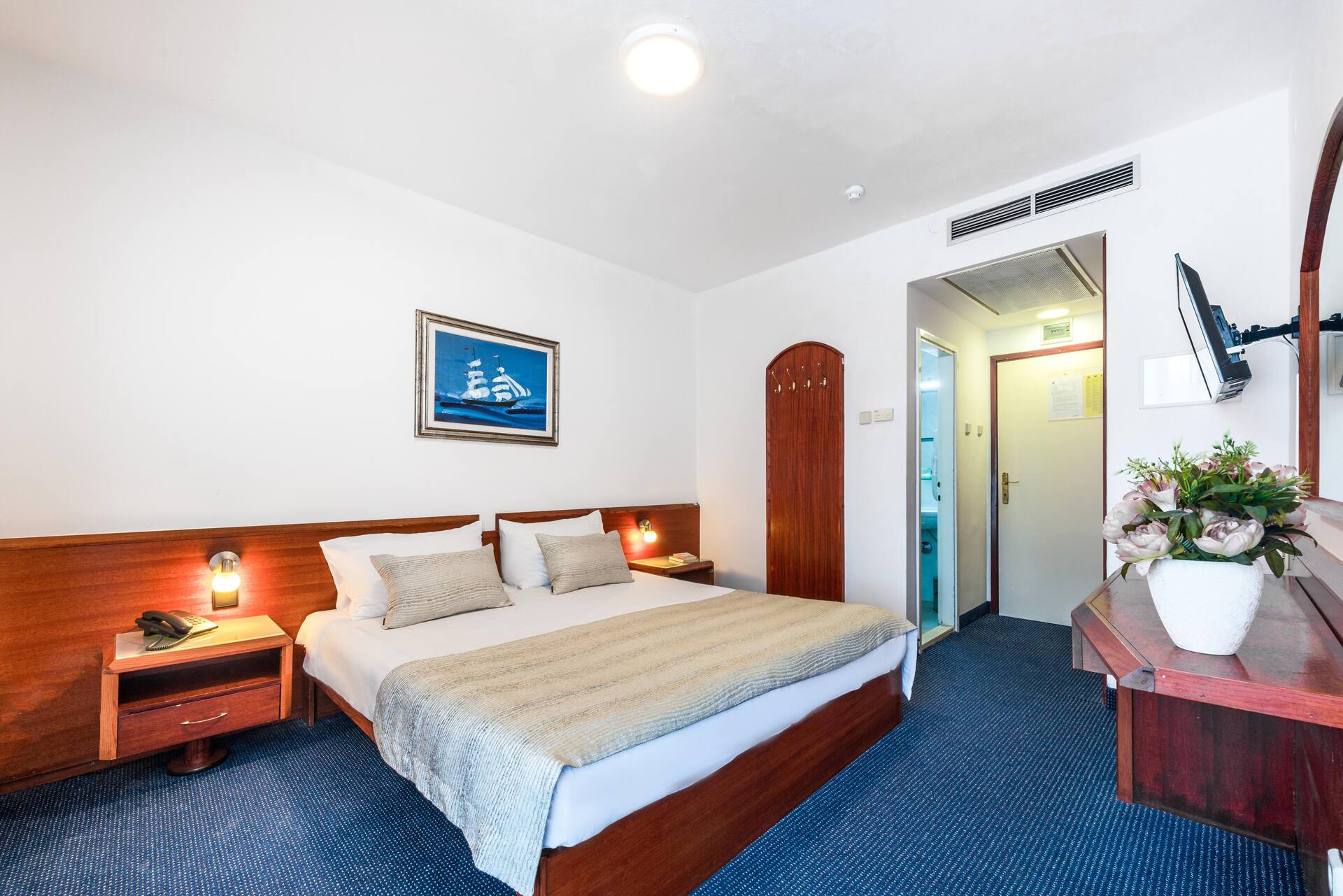 <p>kahden hengen huone päärakennuksessa</p>