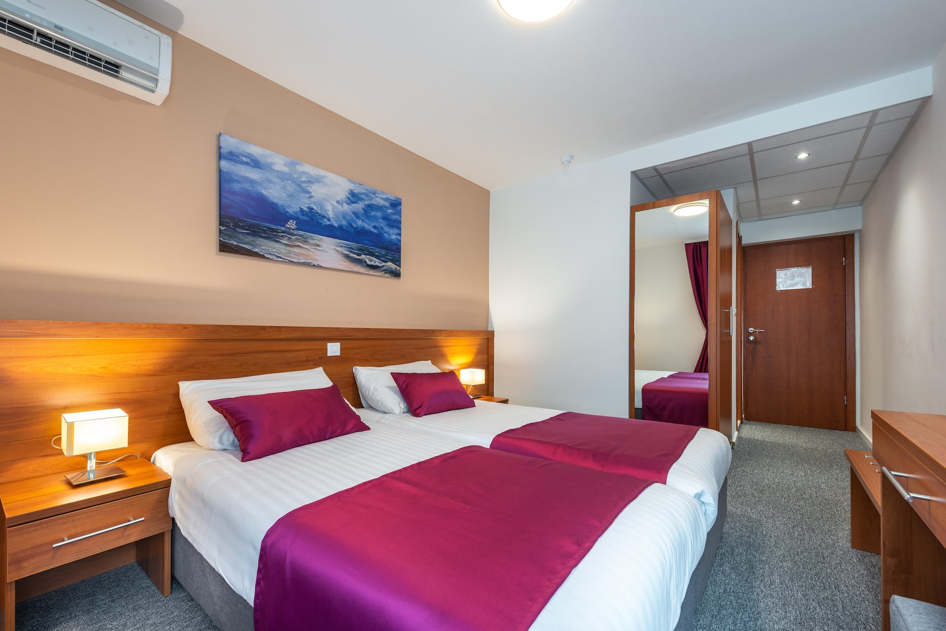 <p>kahden hengen huone sivurakennuksessa</p>