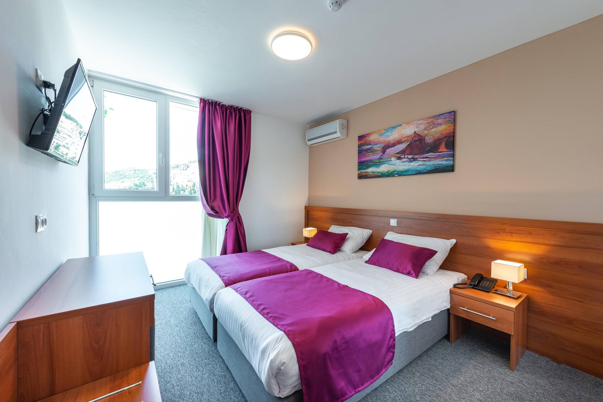 <p>kahden hengen huone sivurakennuksessa</p>