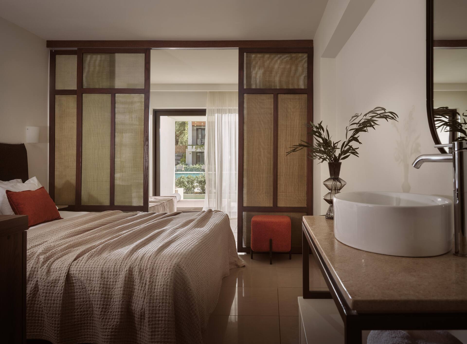 <p>Deluxe-sviitti, yksi makuuhuone, terassilta käynti jaettuun uima-altaaseen</p>