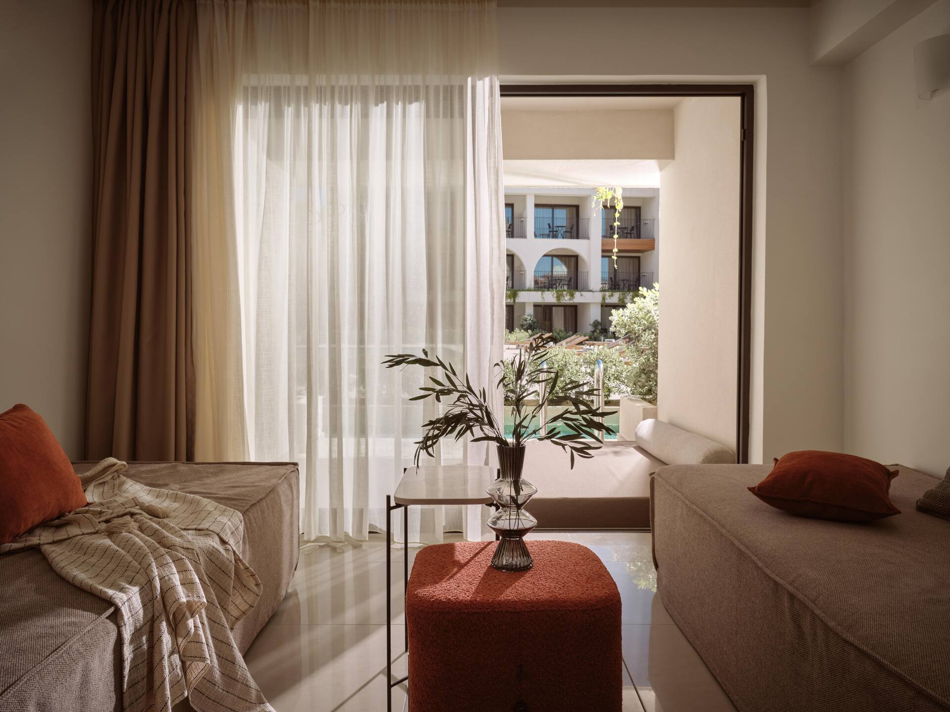 <p>Deluxe-sviitti, yksi makuuhuone, terassilta käynti jaettuun uima-altaaseen</p>