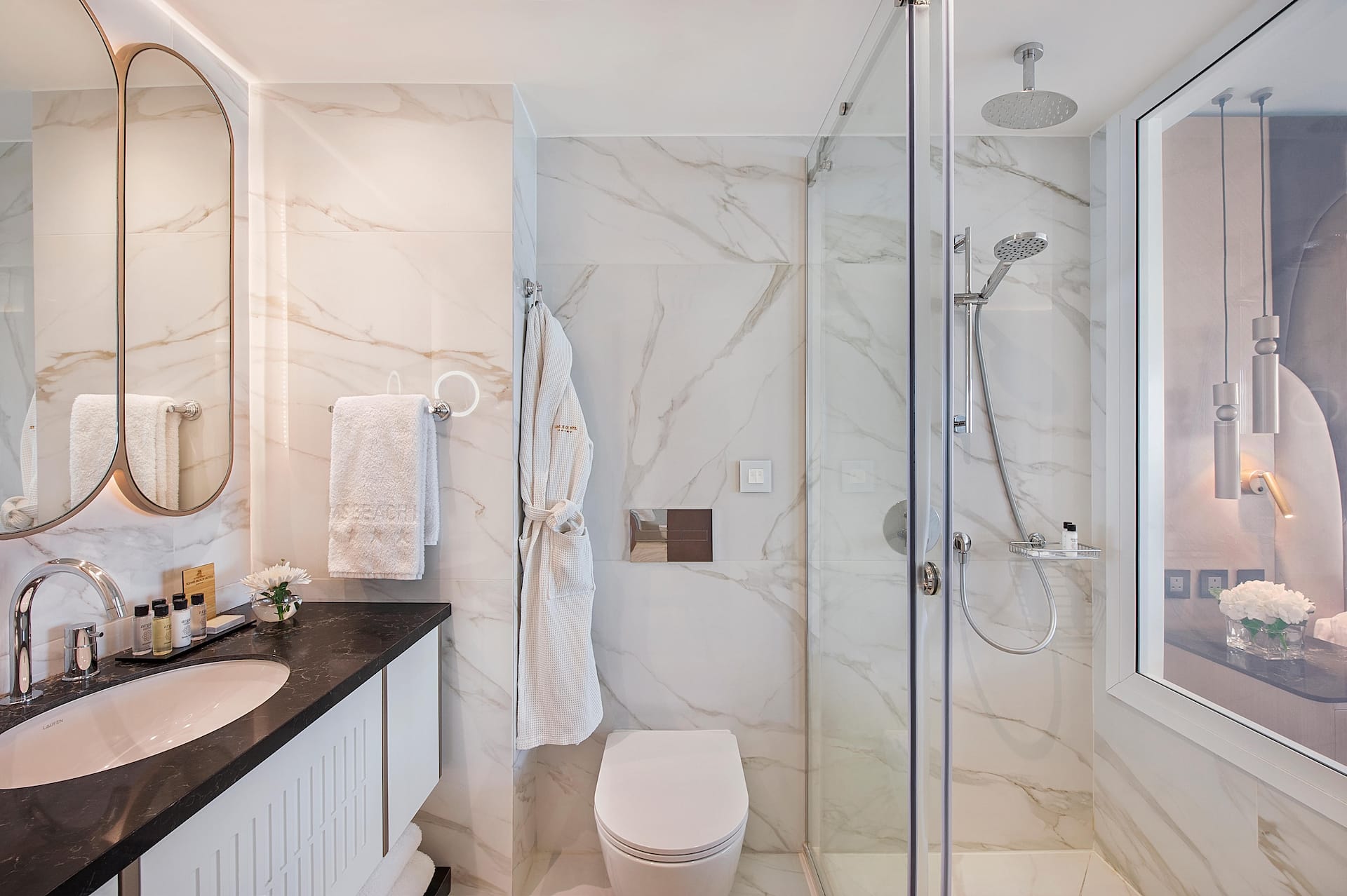 <p>Elegant-huone/Elegance-huone, merinäköala</p>