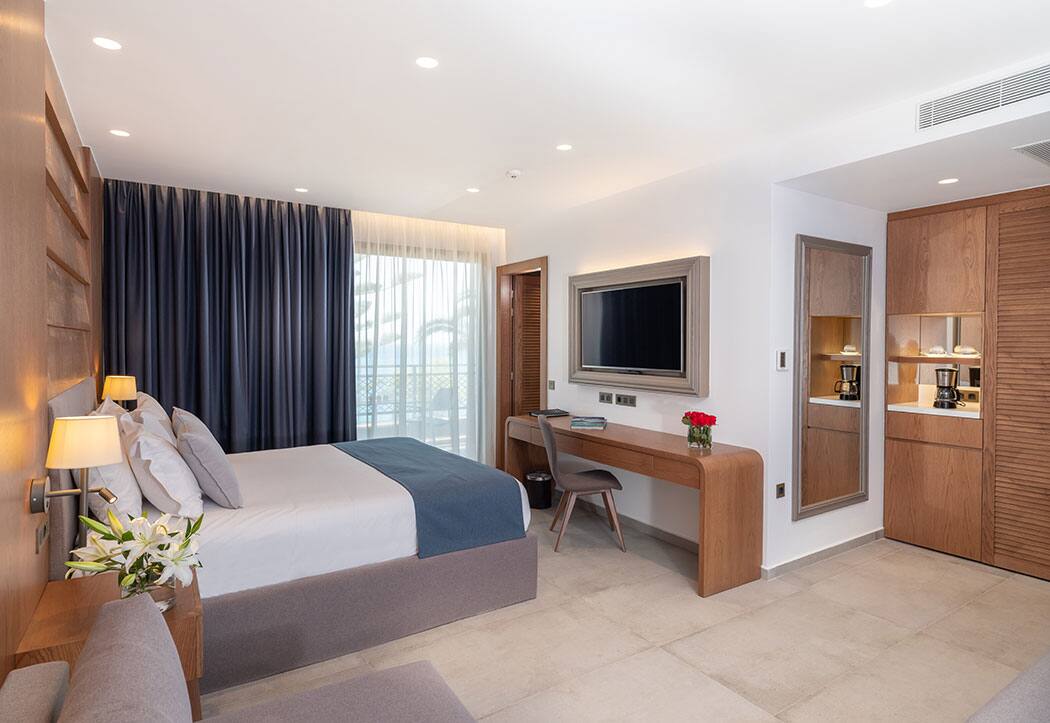 <p>Luxury-perhehuone, osittainen merinäköala</p>