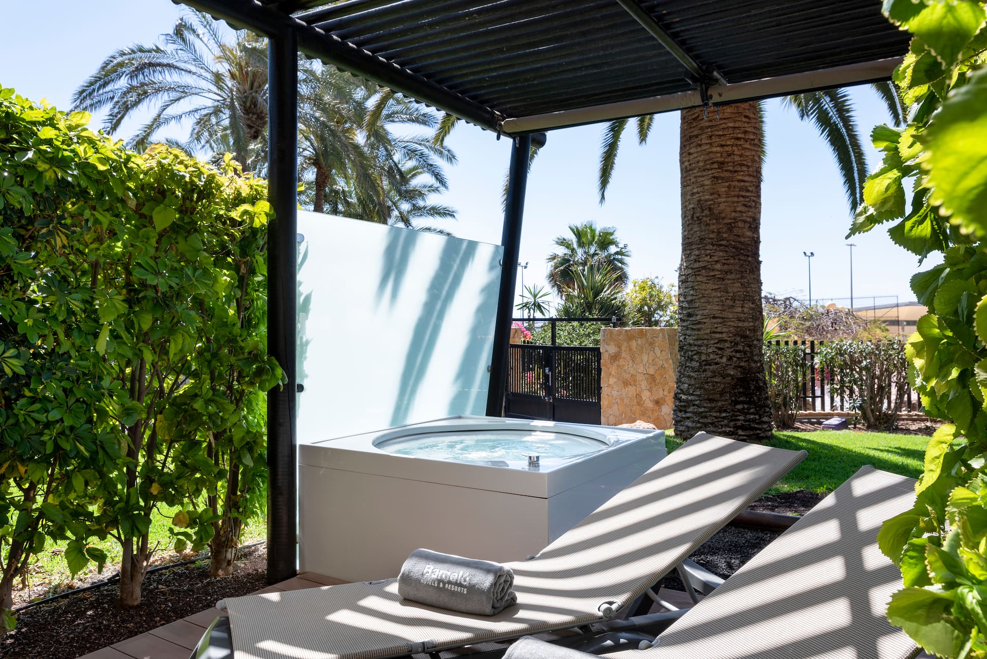 <p>Deluxe-huone, poreamme</p>