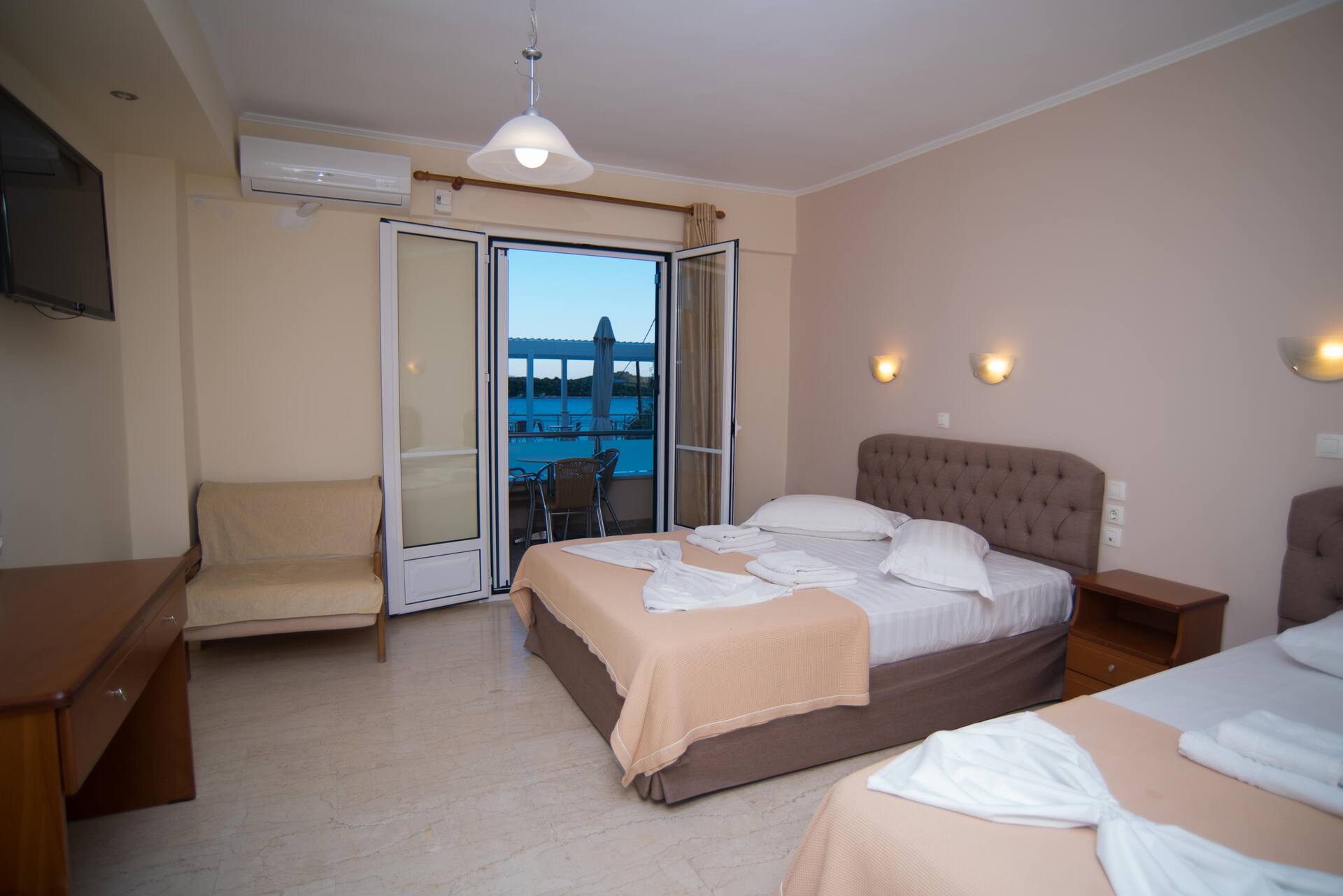 <p>kolmen hengen huone</p>