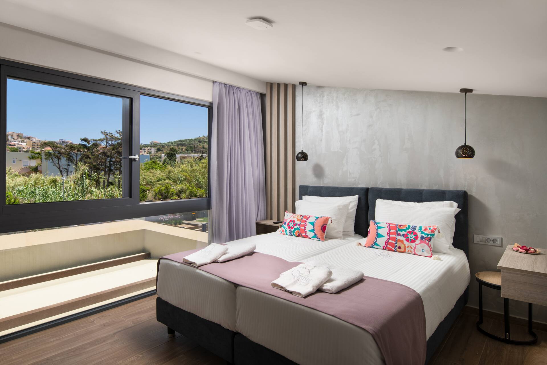 <p>Pink Yasmyr Villa</p>