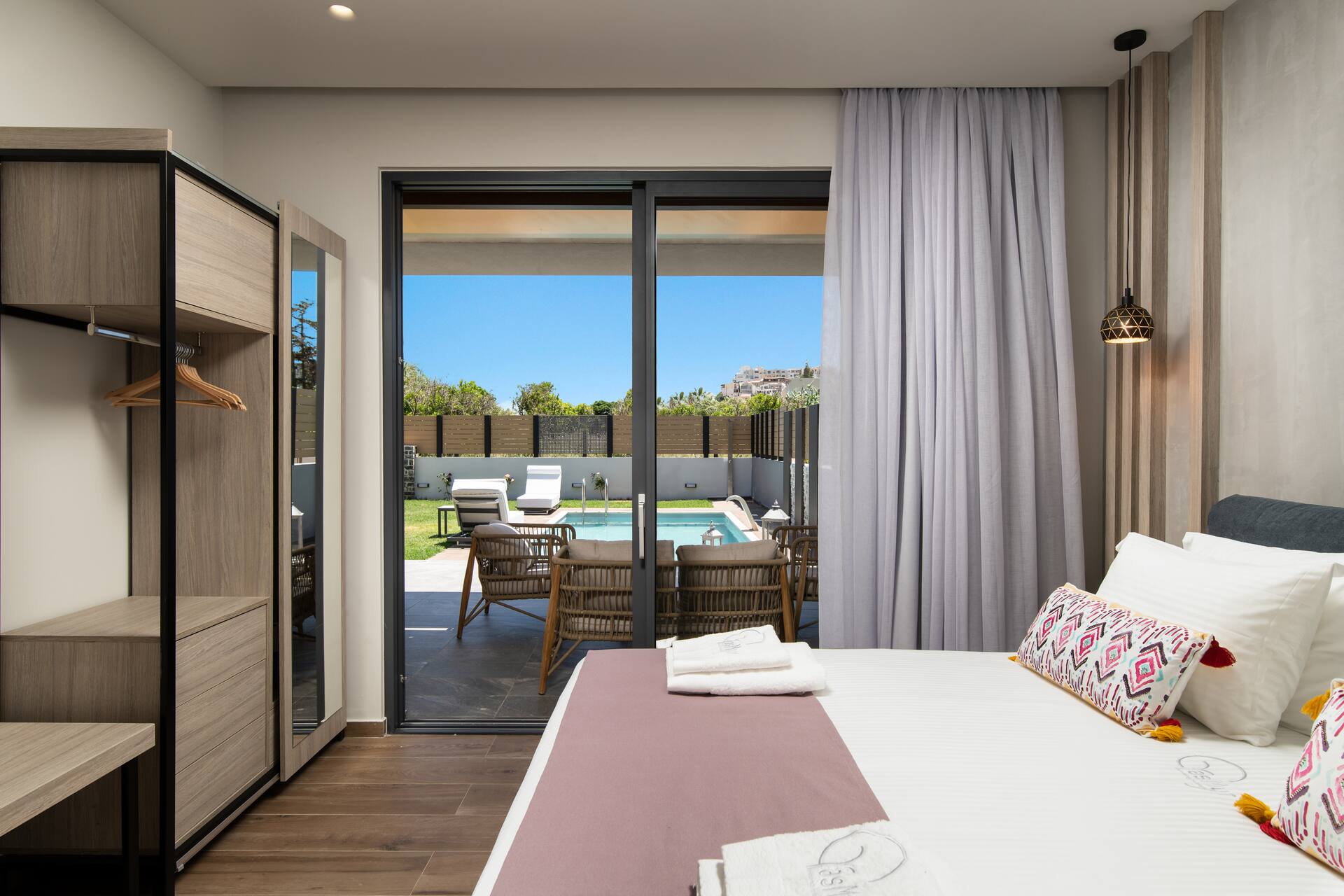 <p>Pink Yasmyr Villa</p>