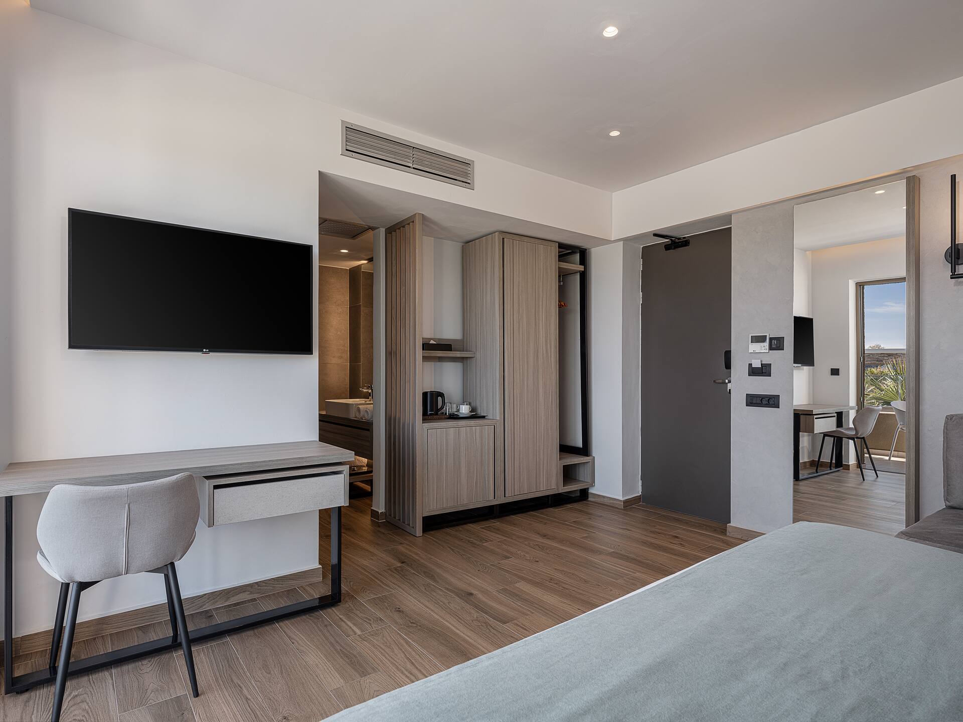 <p>Superior-huone, terassi ja jaettu uima-allas</p>