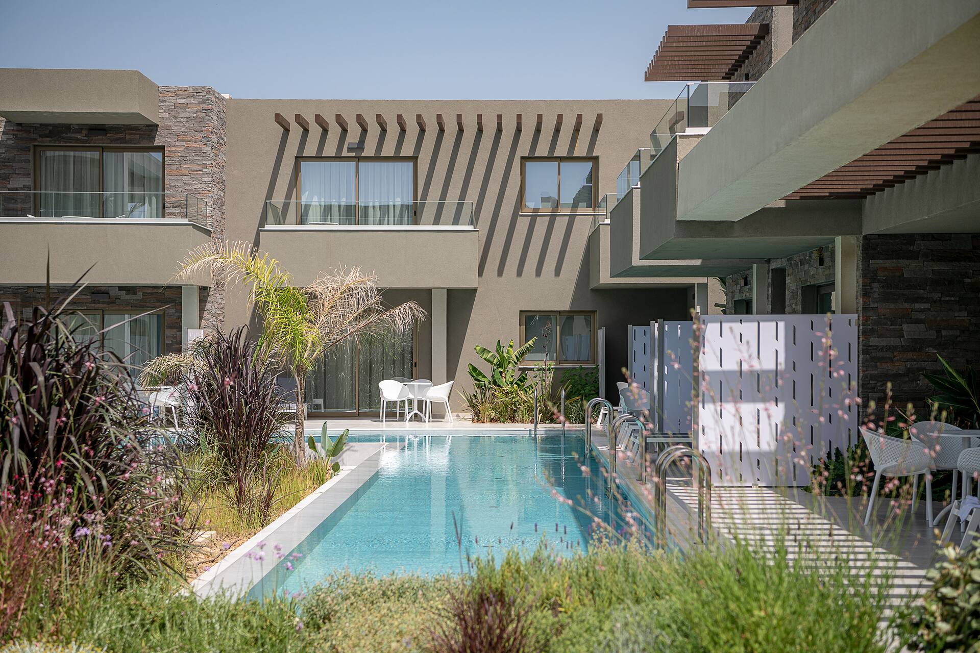 <p>Superior-huone, terassi ja jaettu uima-allas</p>