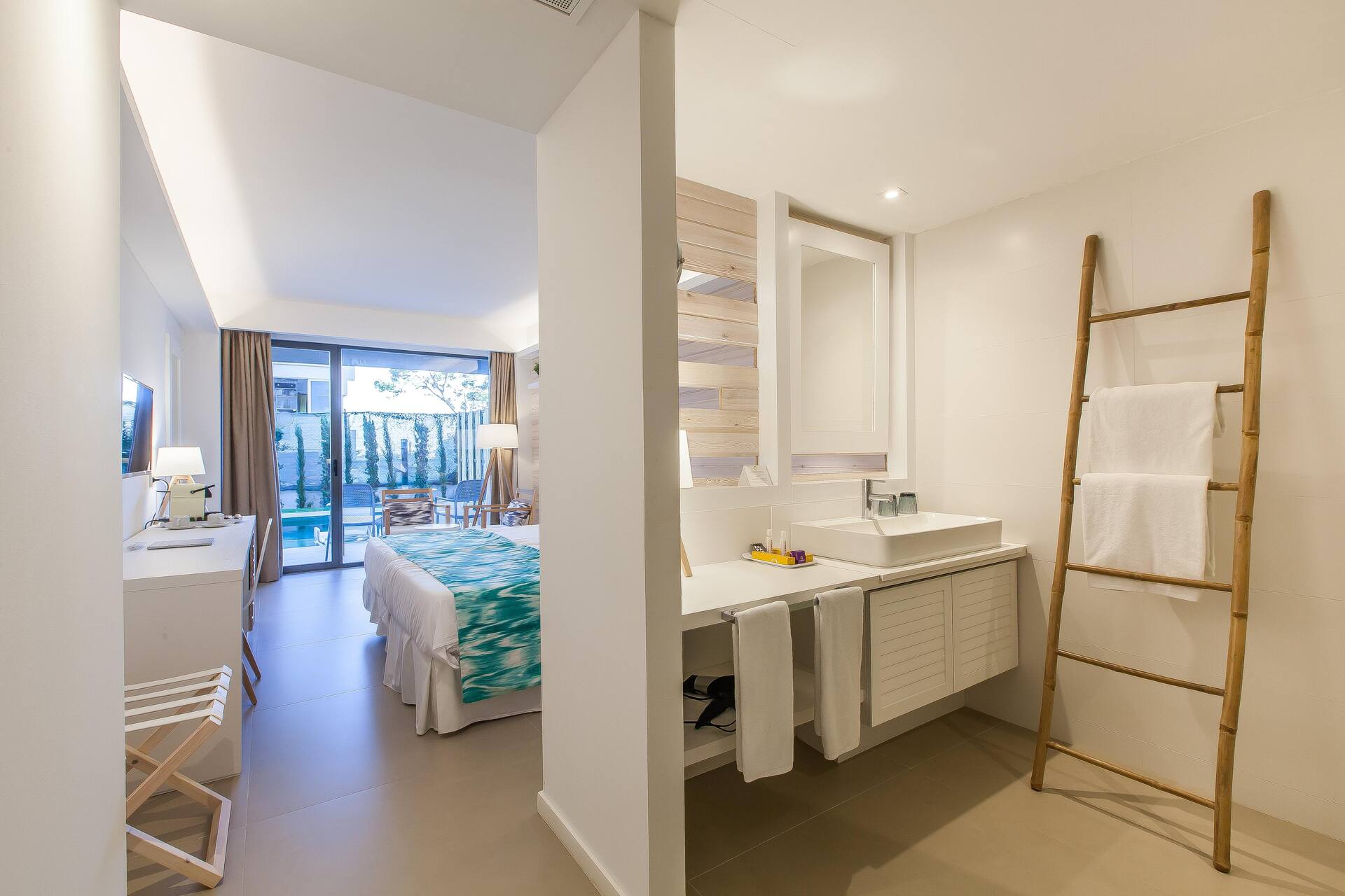 <p>kahden hengen huone, terassilta käynti uima-altaaseen</p>